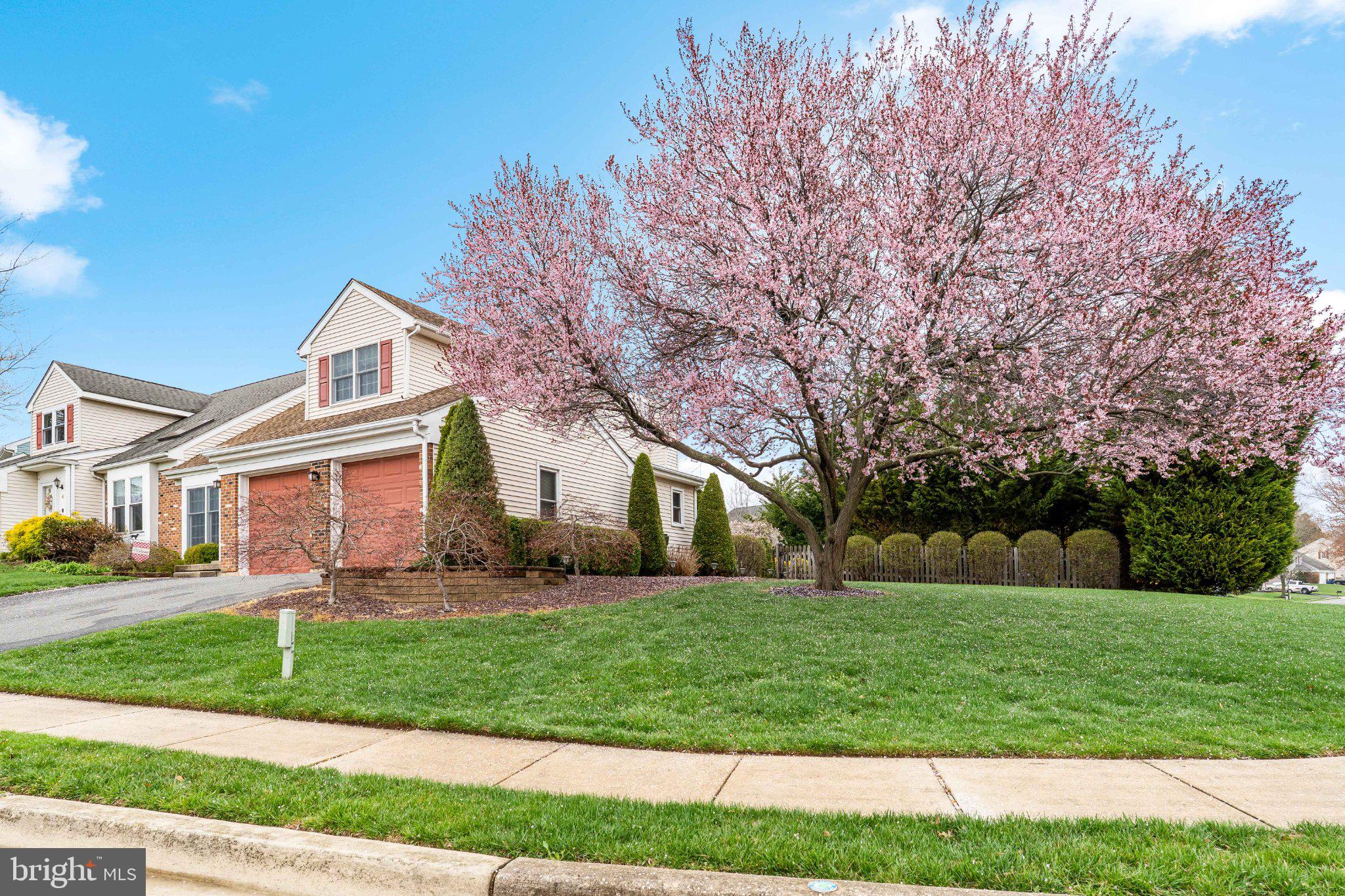 2 GREEN MEADOW COURT