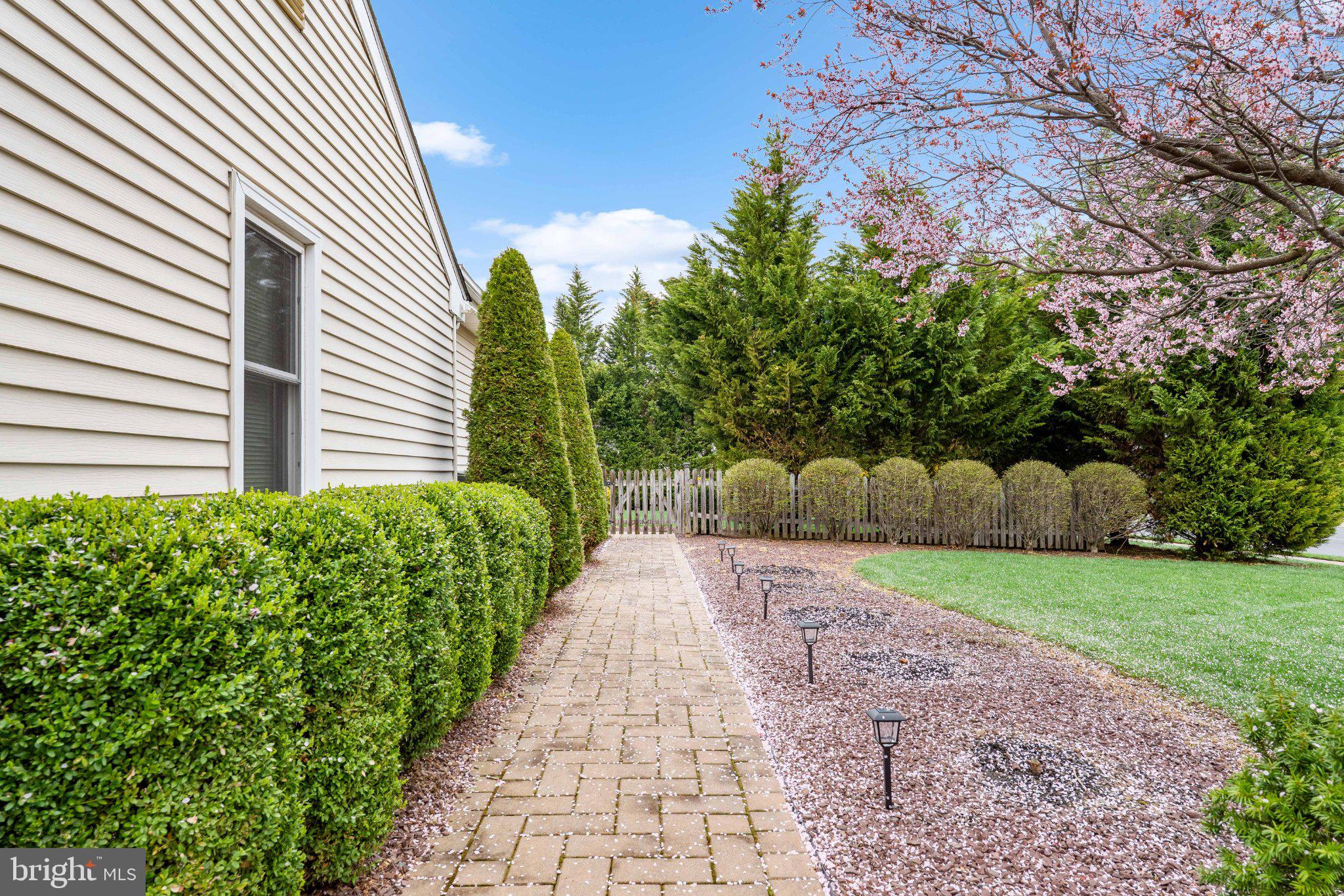 2 GREEN MEADOW COURT