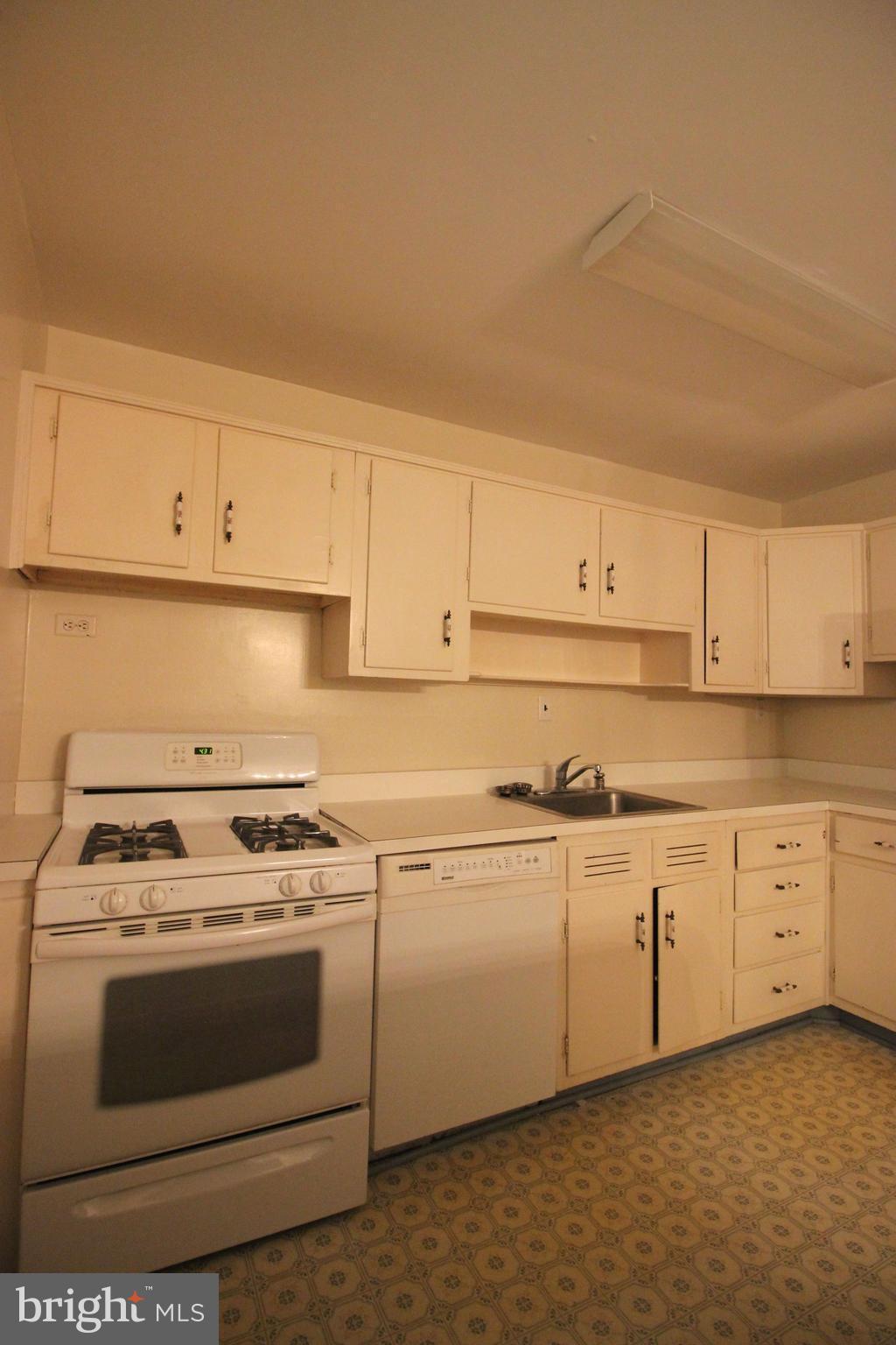 VIENNA WOODS - Residential Lease