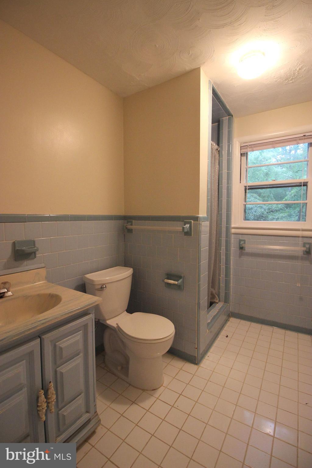 VIENNA WOODS - Residential Lease