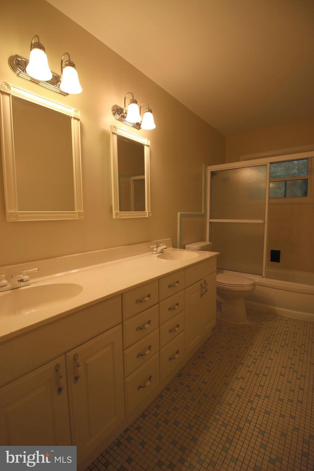 VIENNA WOODS - Residential Lease