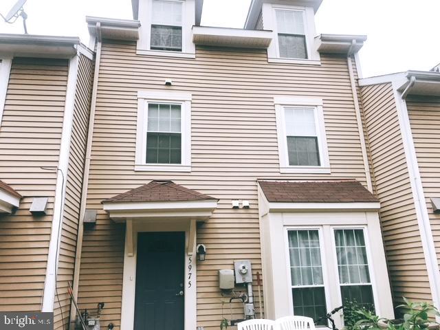 Lovely fully finished 3-level townhome, 2.5 baths, private lot, ceramic tiles on main level, roomy kitchen & dining, 2 nicely sized bedrooms & full bath on 2nd level, 3rd level master suite with full bath & walk-in closet. Convenient locations, close to schools, shopping, and restaurants. No Pets.Minimum 2 years lease.