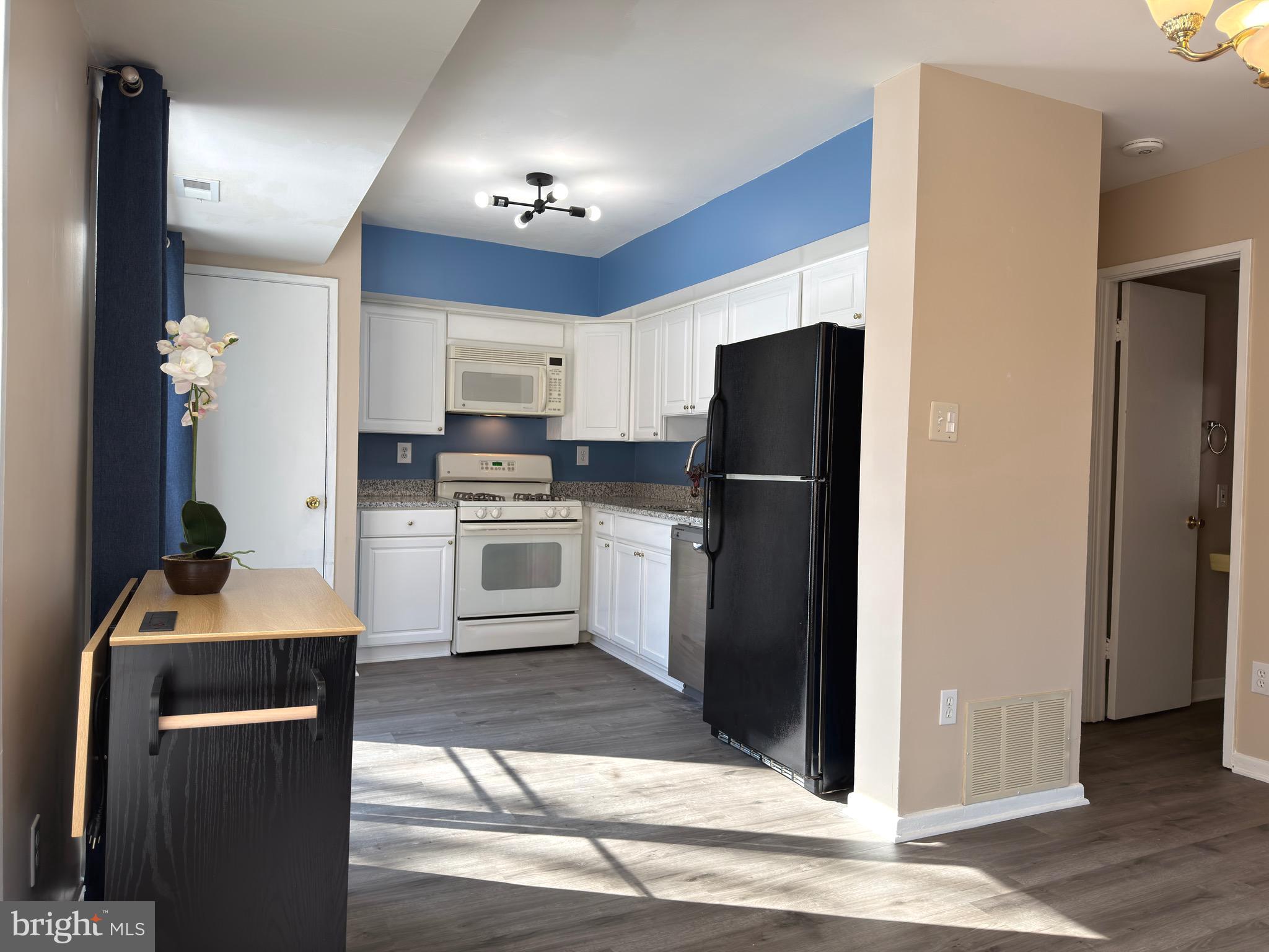 MOSBY WOODS TH CONDOS - Residential