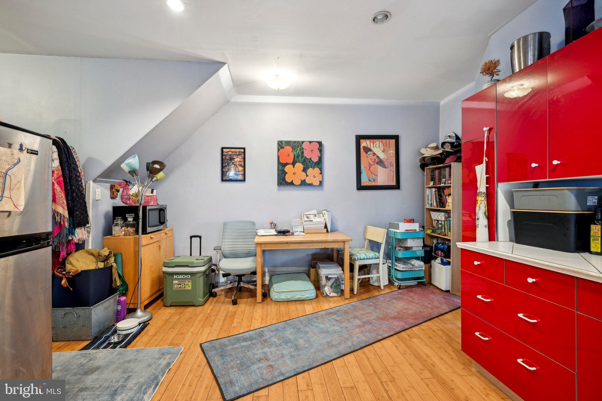 UNIVERSITY CITY - Residential Income