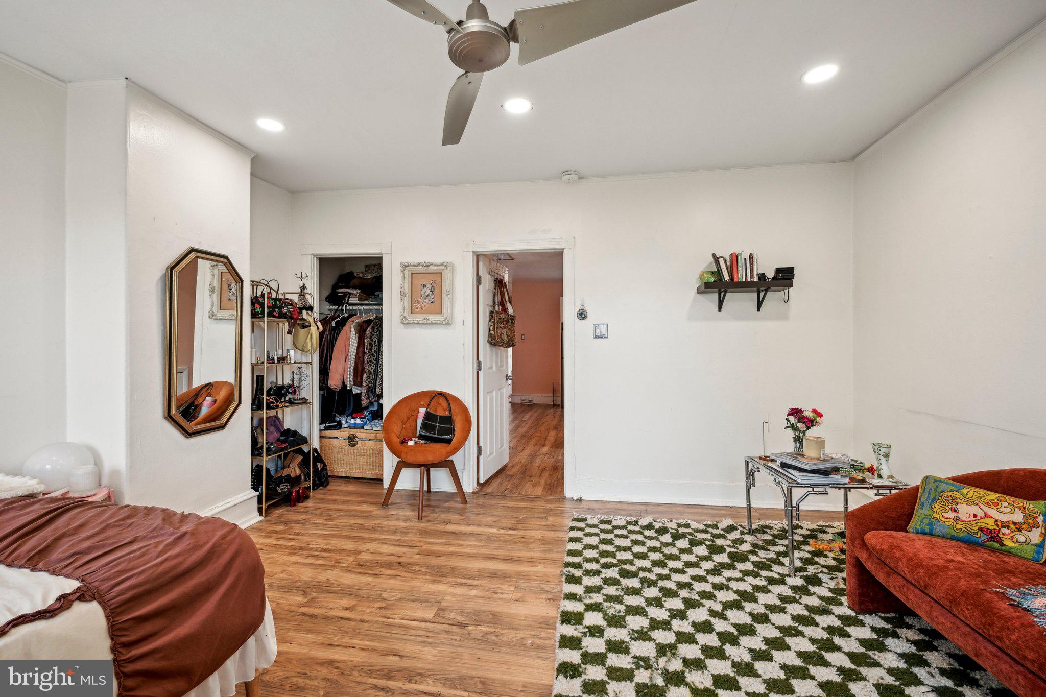 UNIVERSITY CITY - Residential Income