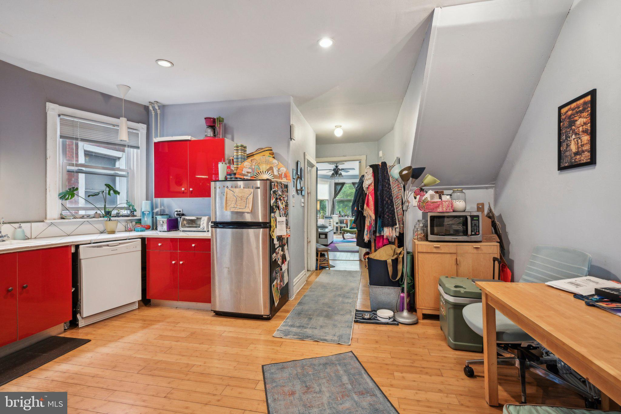 UNIVERSITY CITY - Residential Income