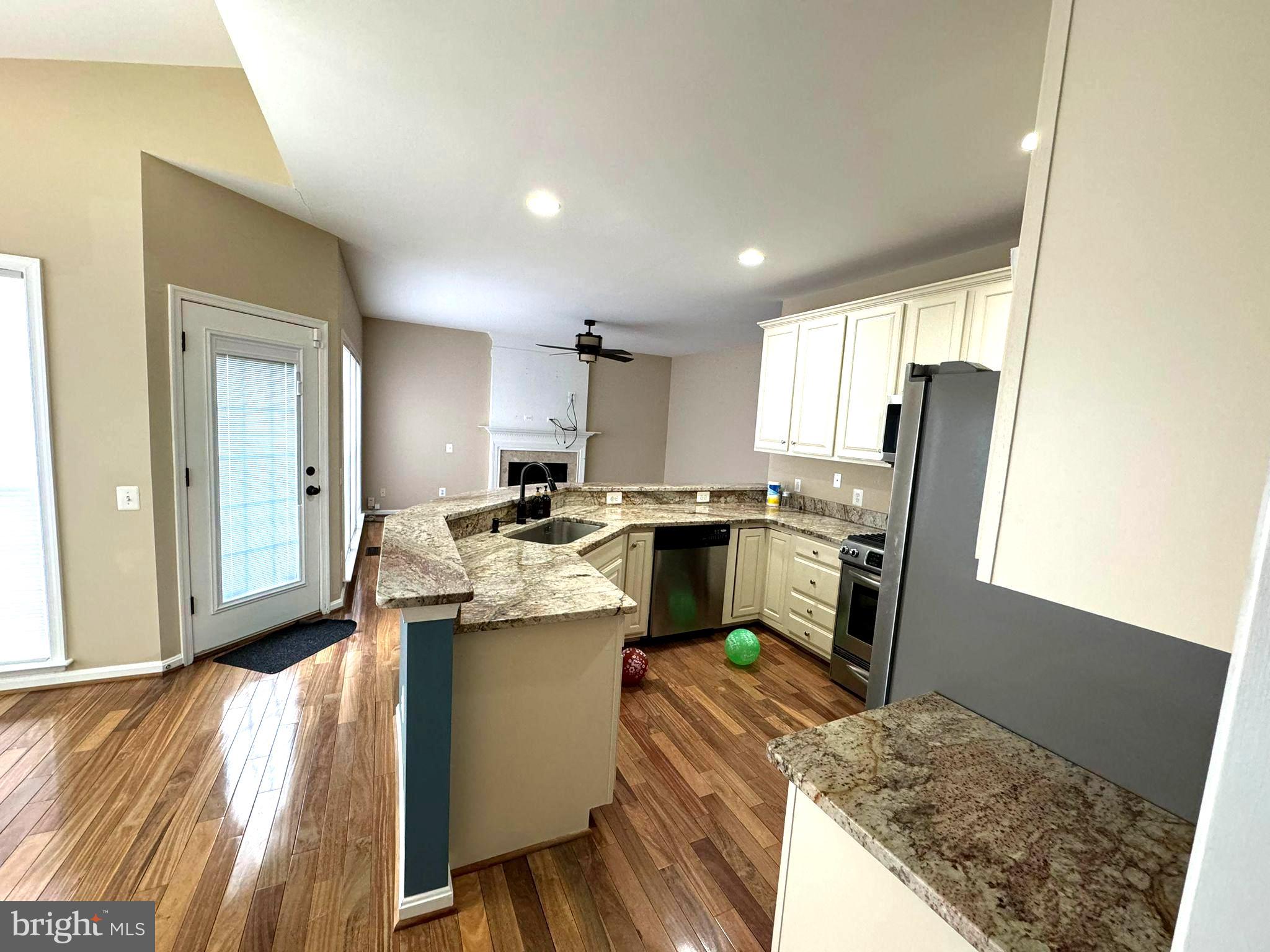 THE COURTS OF FOX MILL - Residential Lease