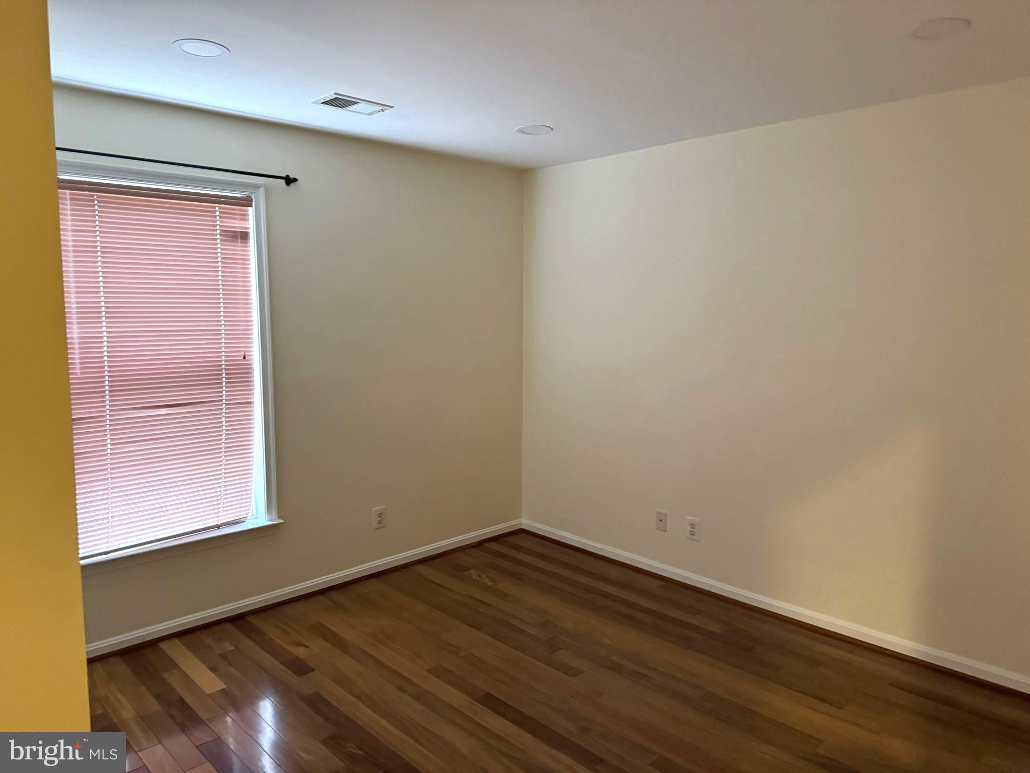 THE COURTS OF FOX MILL - Residential Lease