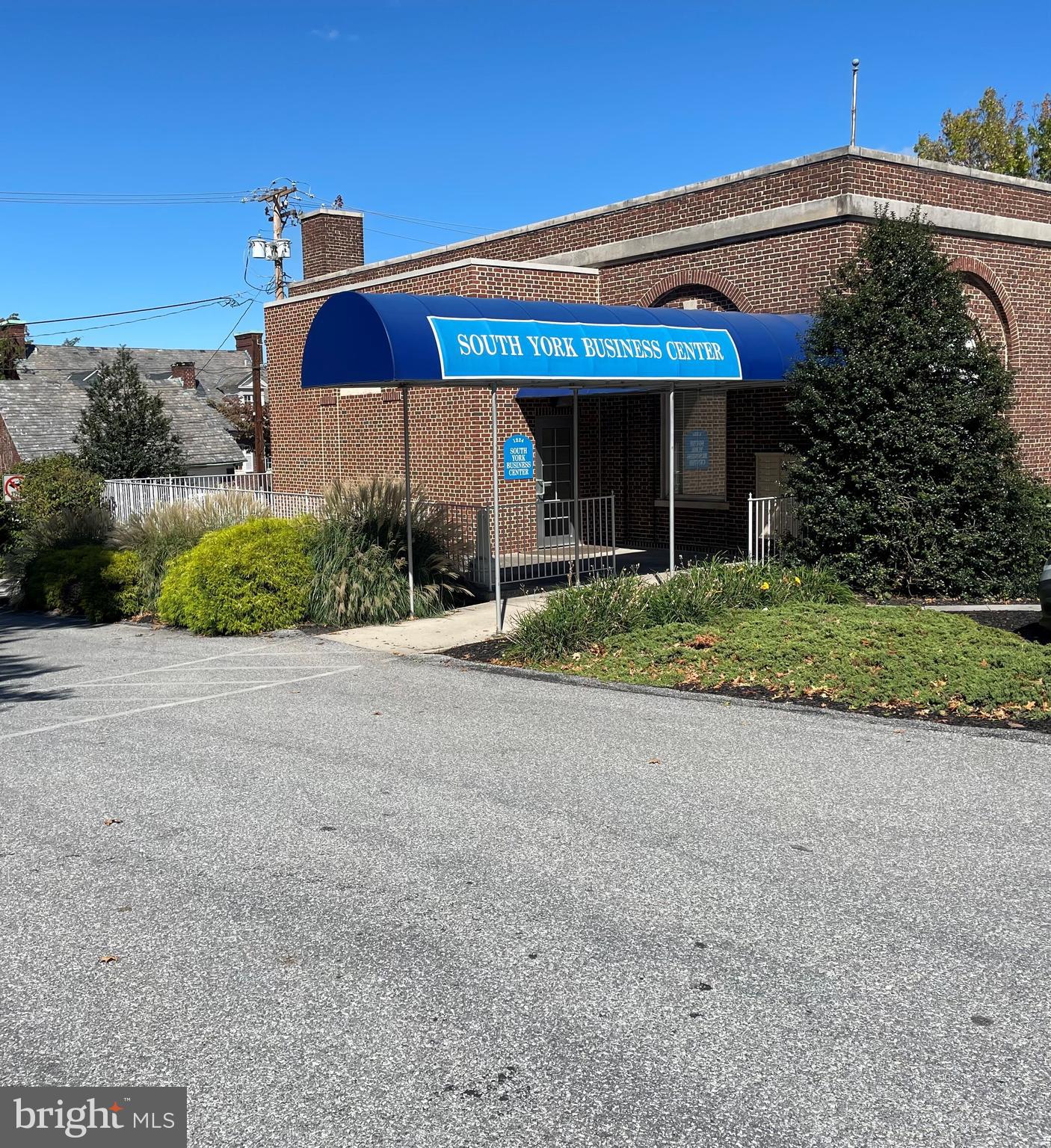 Suite 105 offers 270 sq. ft. of professional space in the former Martin Foot and Ankle Center, a prime location just 2 miles from York Hospital and near other major medical facilities. With high visibility on a busy corner and ample parking, this space is ideal for medical professionals, office users, or small businesses seeking a convenient and well-maintained location.
The monthly rent includes all building and ground maintenance, utilities, trash, and WIFI which makes it easy to control monthly expenses! Flexible lease terms.