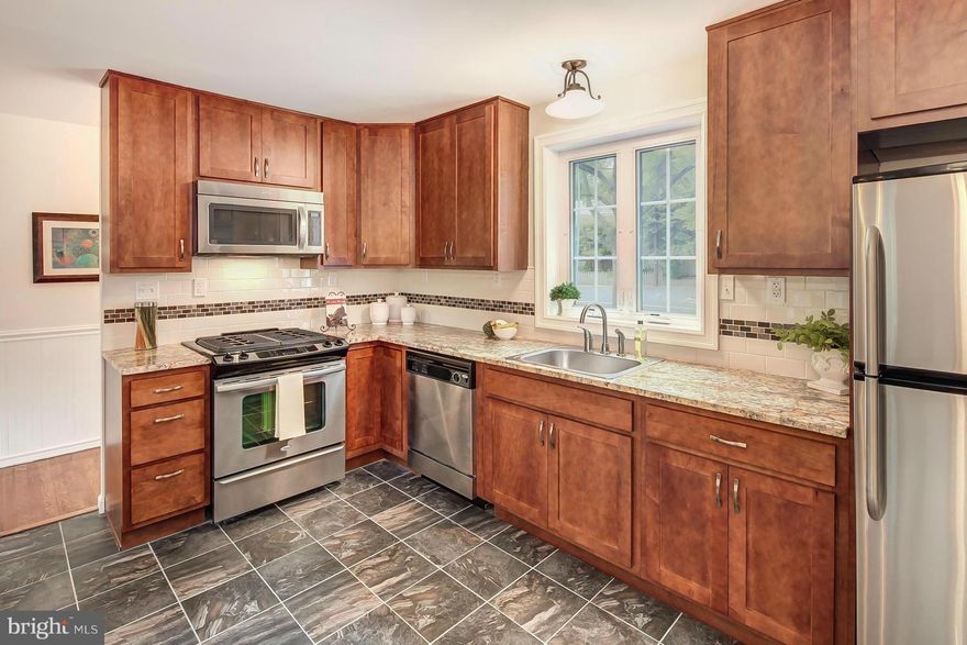 Contemporary, classic & completely renovated townhome in the heart of Del Ray. Known for its charming homes and quaint downtown, the neighborhood of Warwick Village gives you an immediate sense of community and convenience. Take a stroll to the Avenue for shopping, dining, community events, the Farmer s Market & more. Moments to Old Towne & DC. Easy access to DASH, Metrobus, 1-95, I-66 & Beltway.