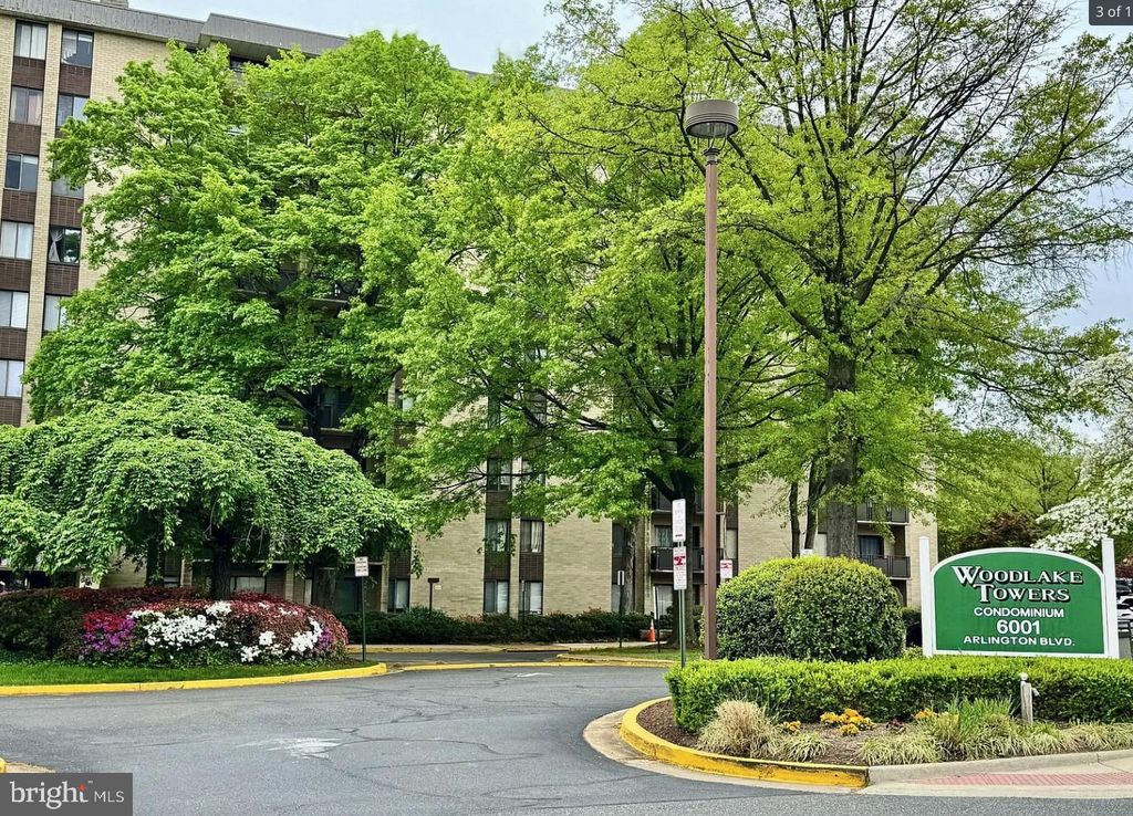 Photo of 6001 Arlington Boulevard #118, FALLS CHURCH, VA 22044 (MLS # VAFX2273128)
