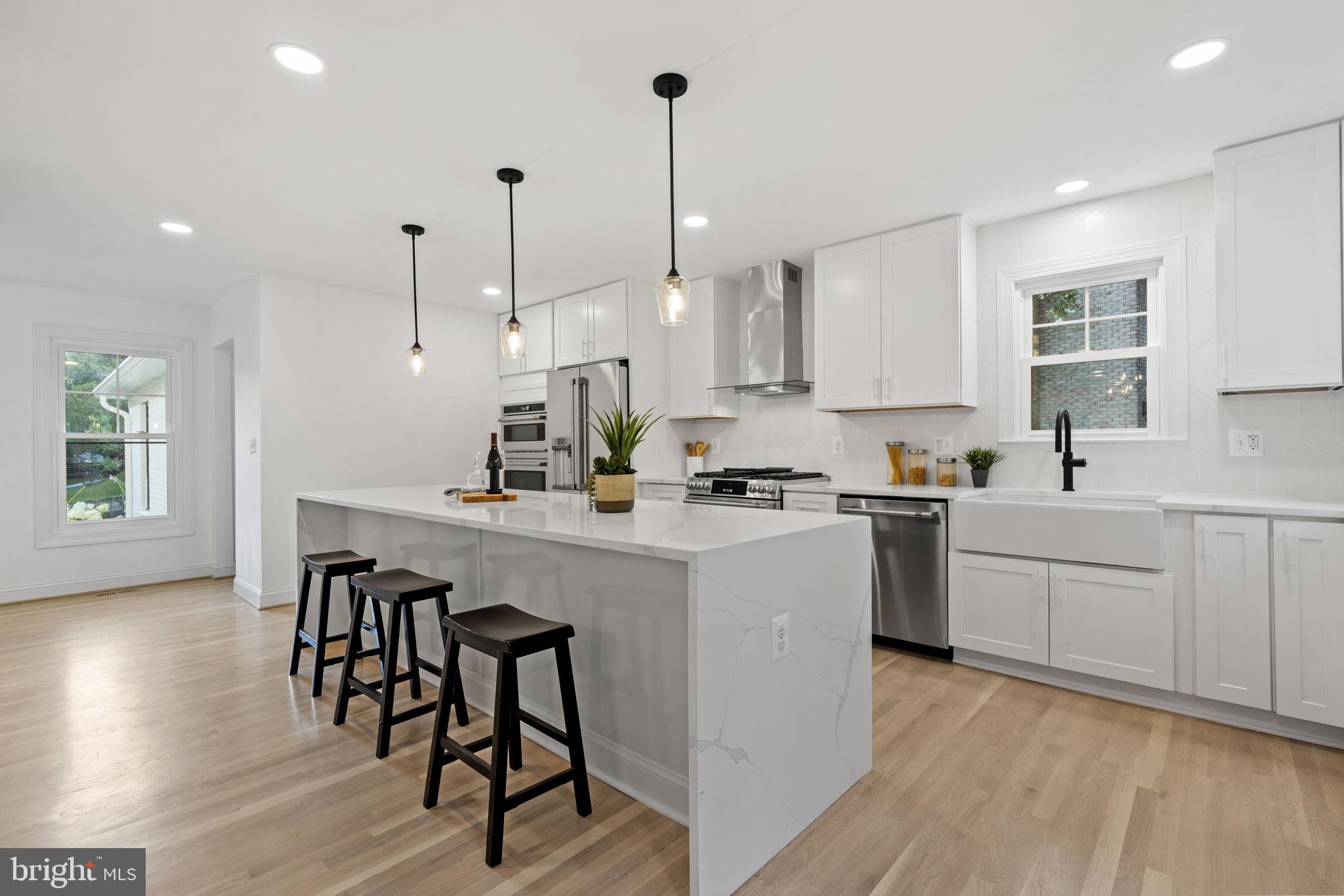 COUNTRY CLUB MANOR - Residential