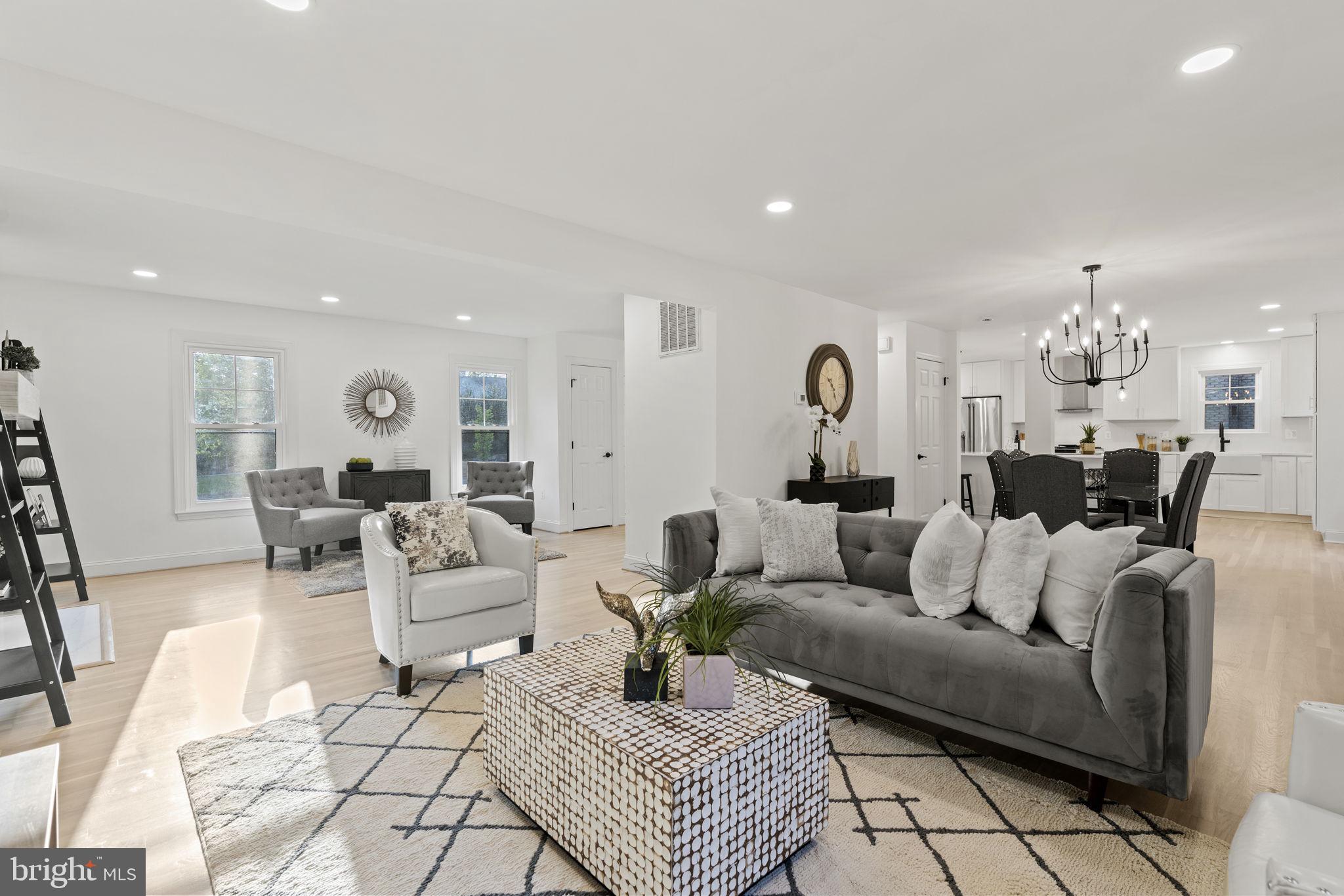 COUNTRY CLUB MANOR - Residential