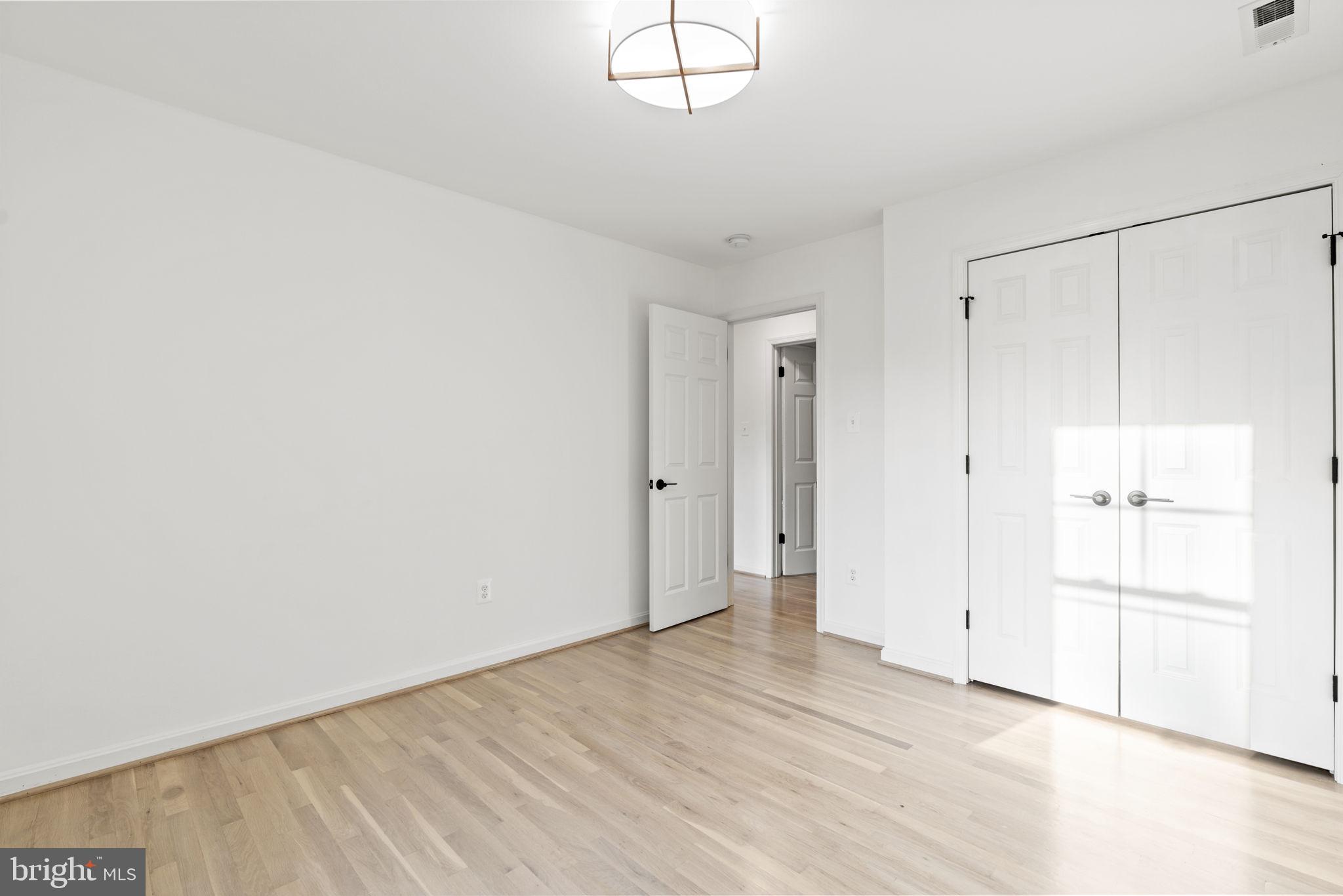 COUNTRY CLUB MANOR - Residential