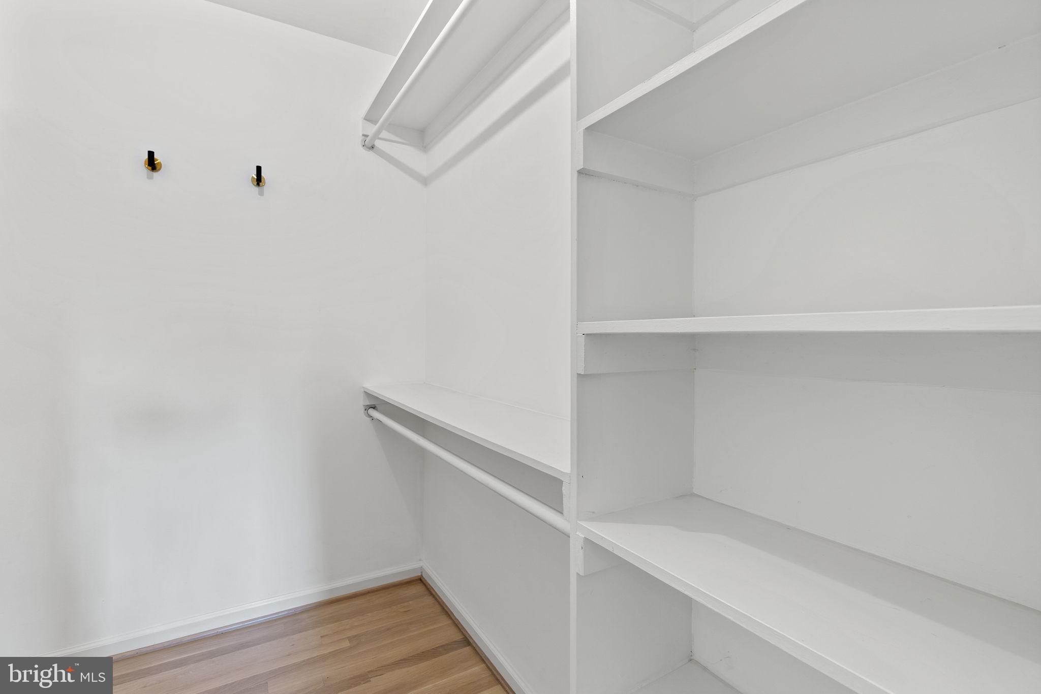 COUNTRY CLUB MANOR - Residential