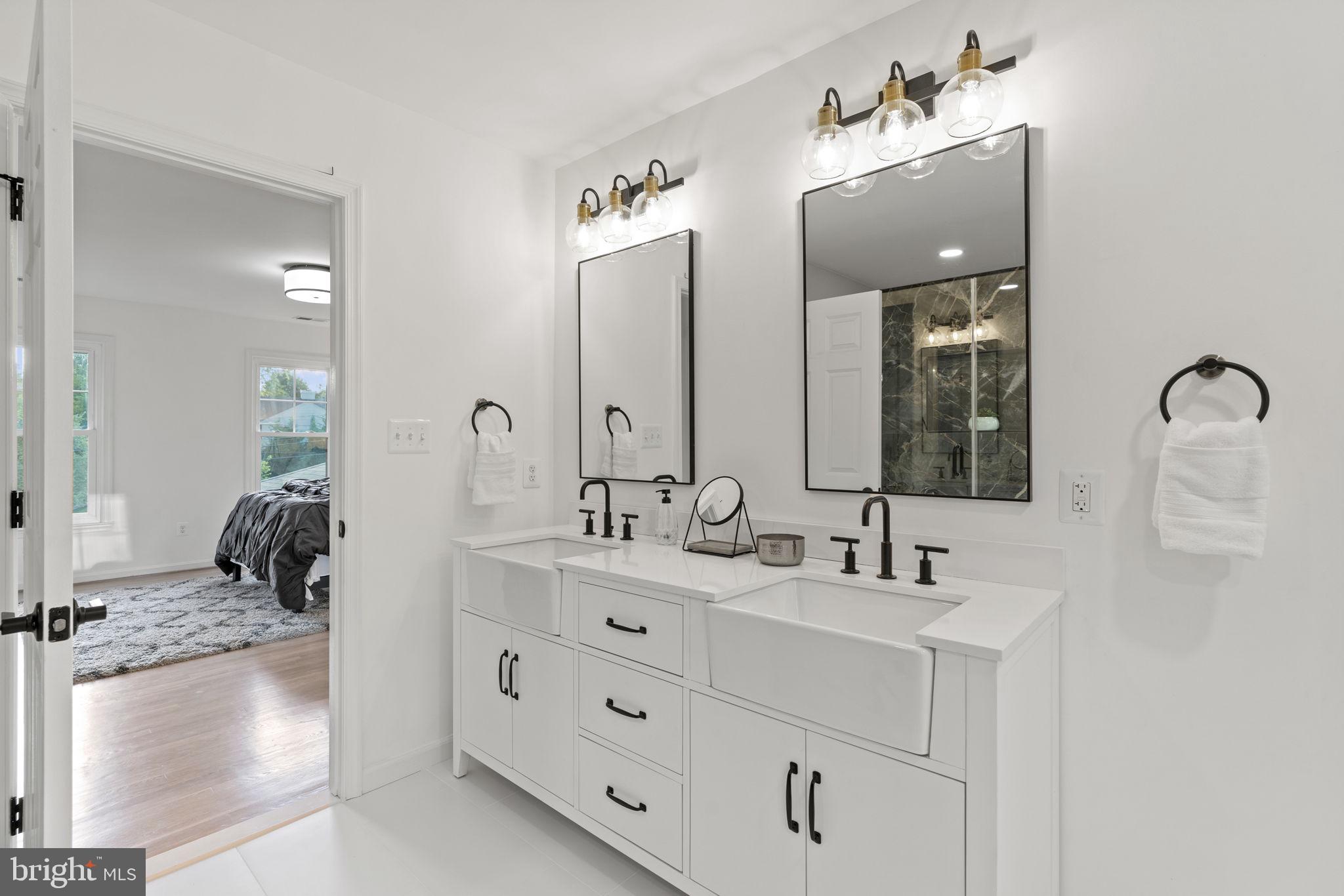 COUNTRY CLUB MANOR - Residential