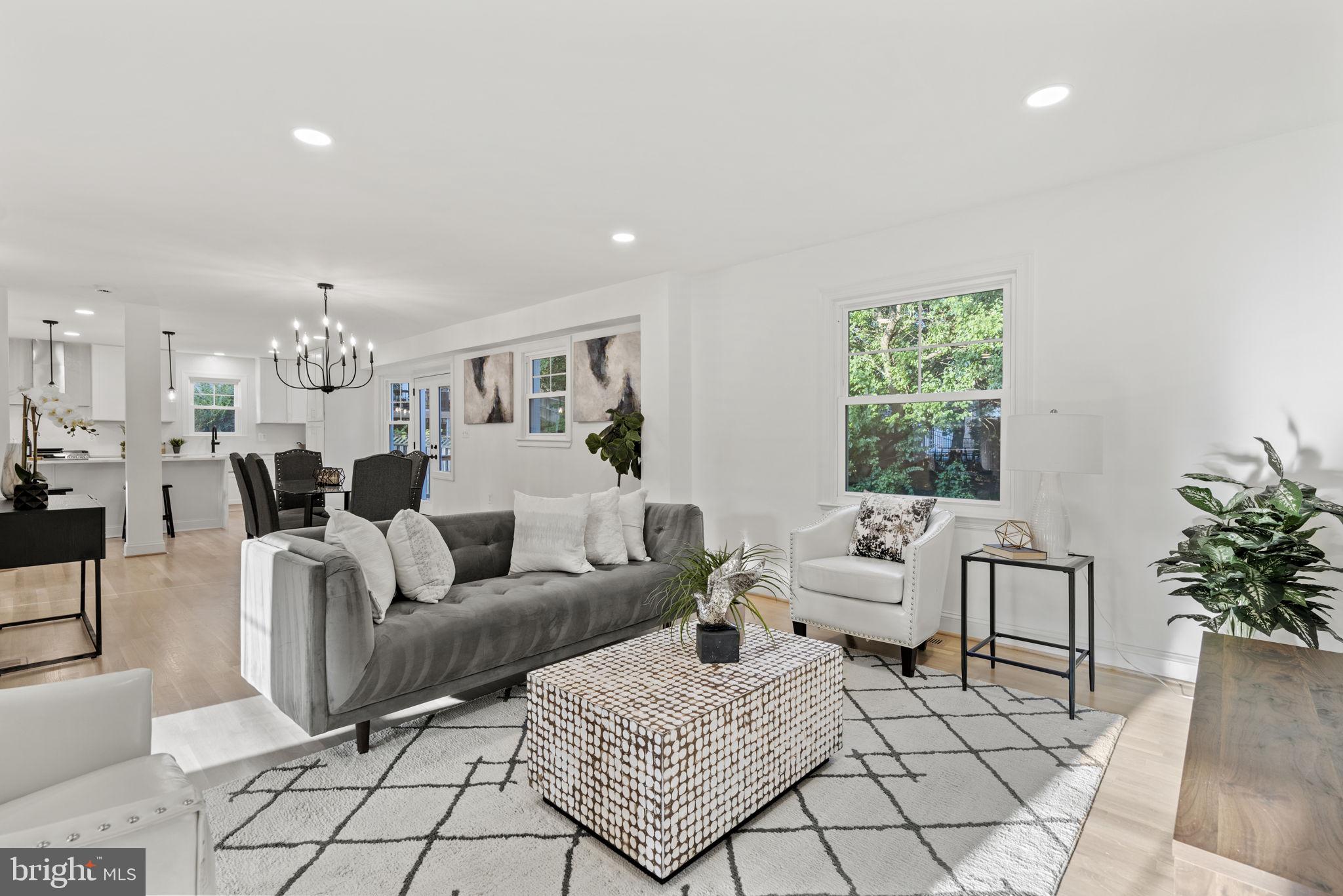 COUNTRY CLUB MANOR - Residential