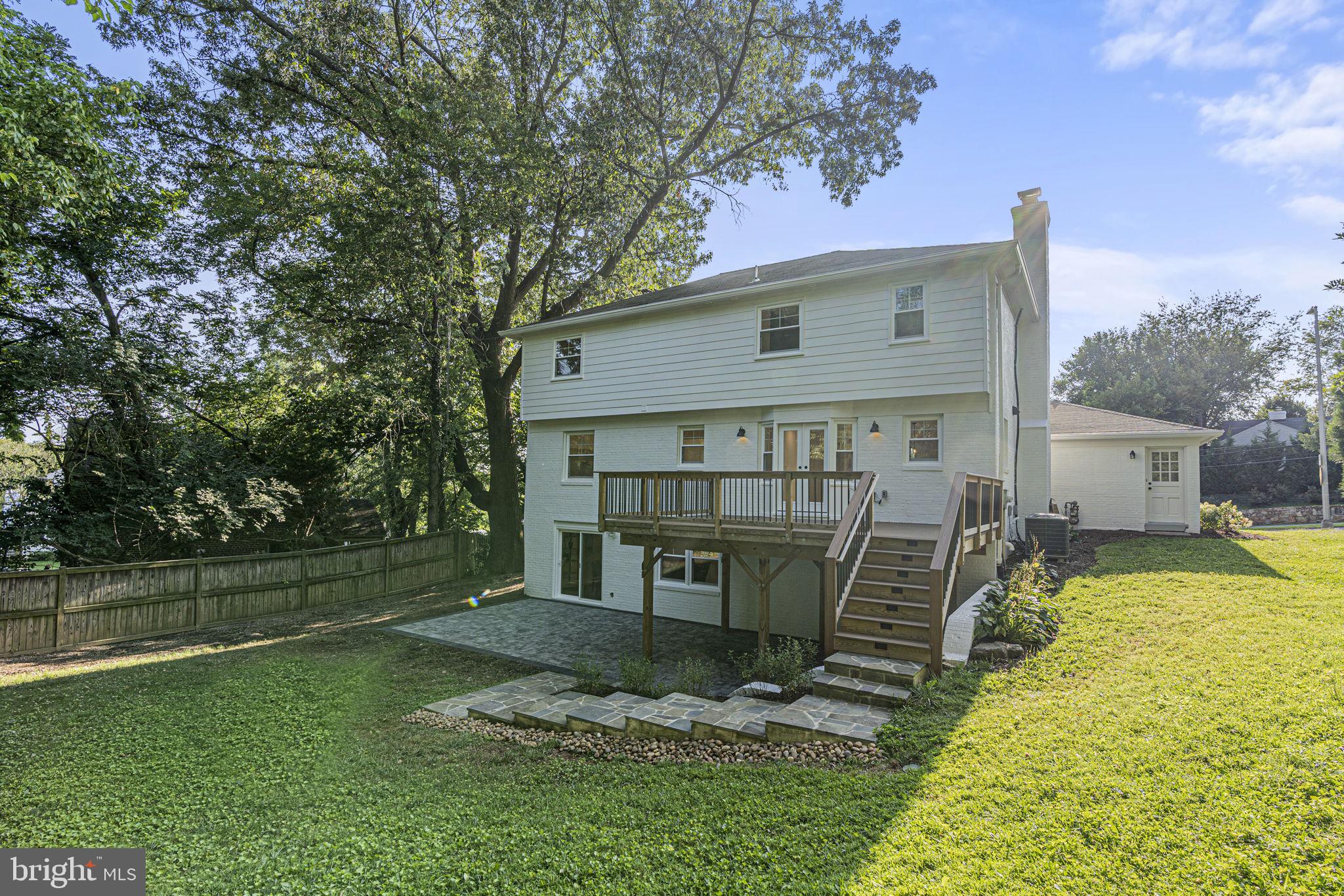 COUNTRY CLUB MANOR - Residential