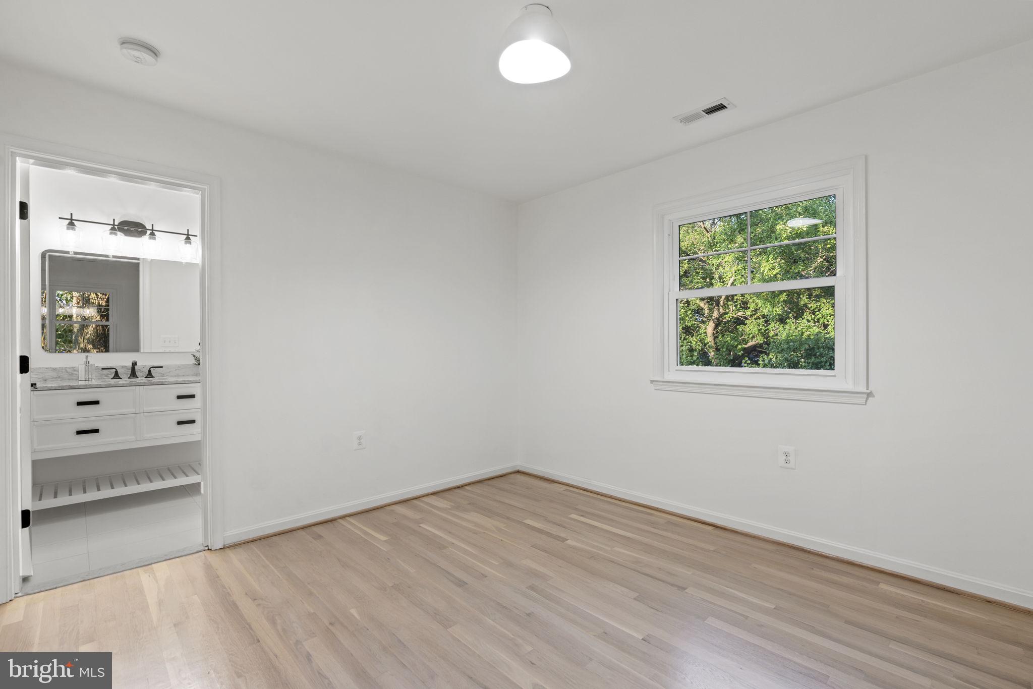 COUNTRY CLUB MANOR - Residential