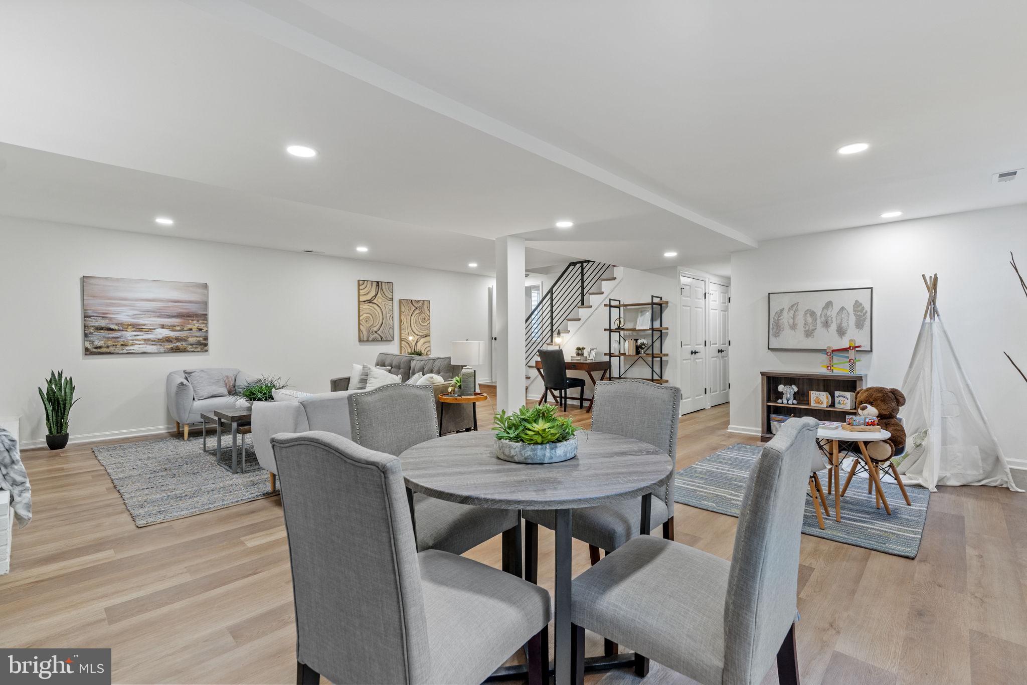 COUNTRY CLUB MANOR - Residential