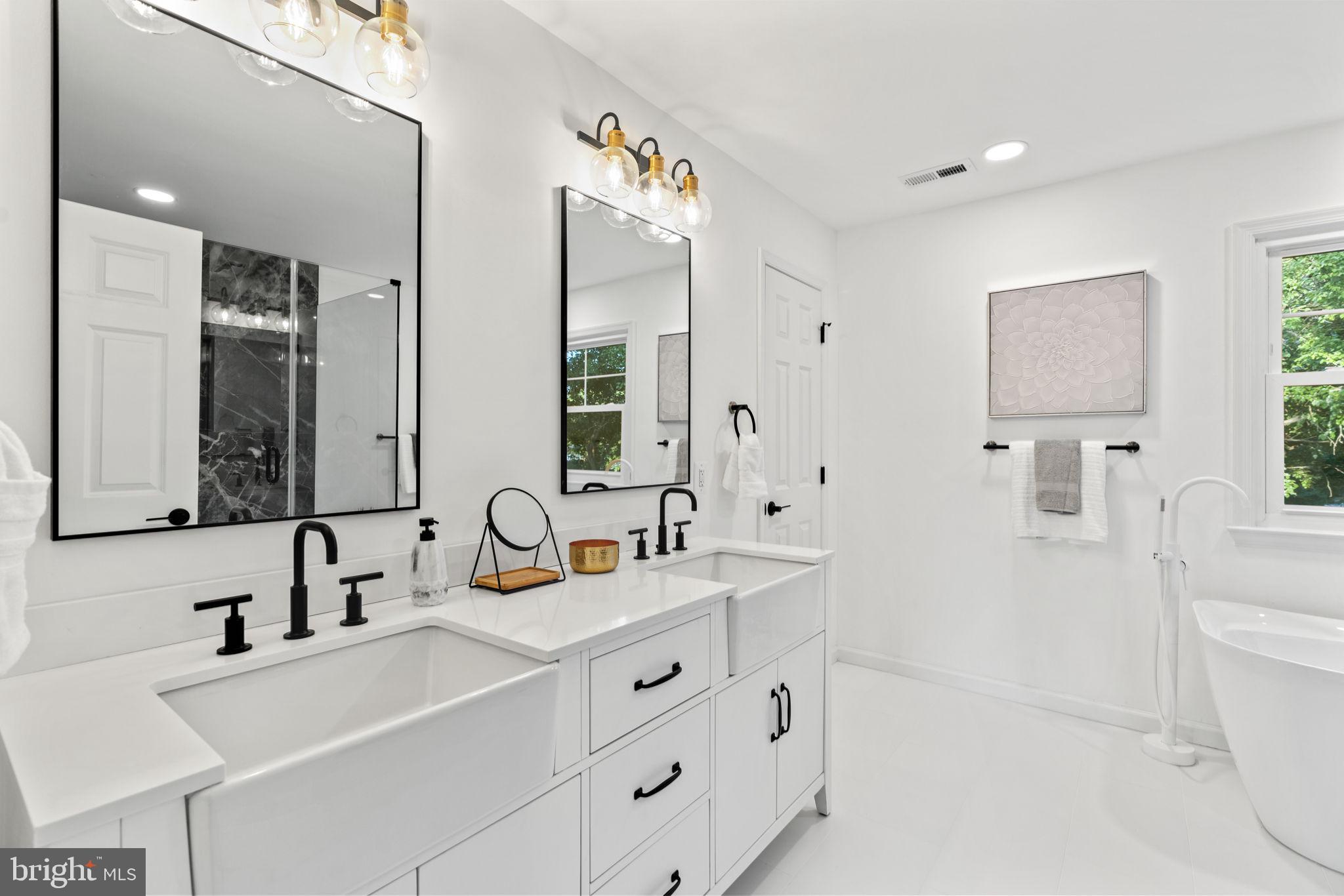 COUNTRY CLUB MANOR - Residential