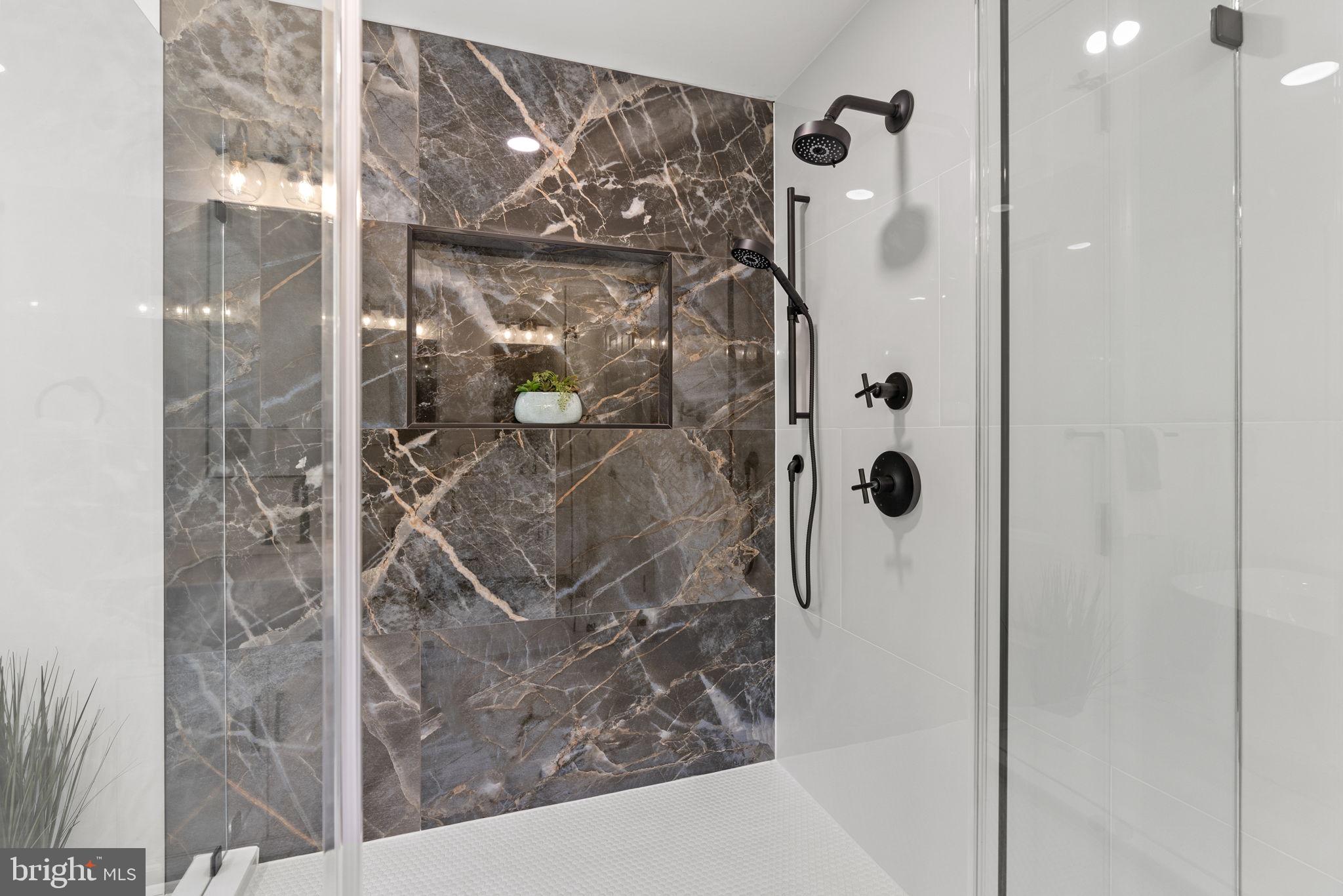 COUNTRY CLUB MANOR - Residential