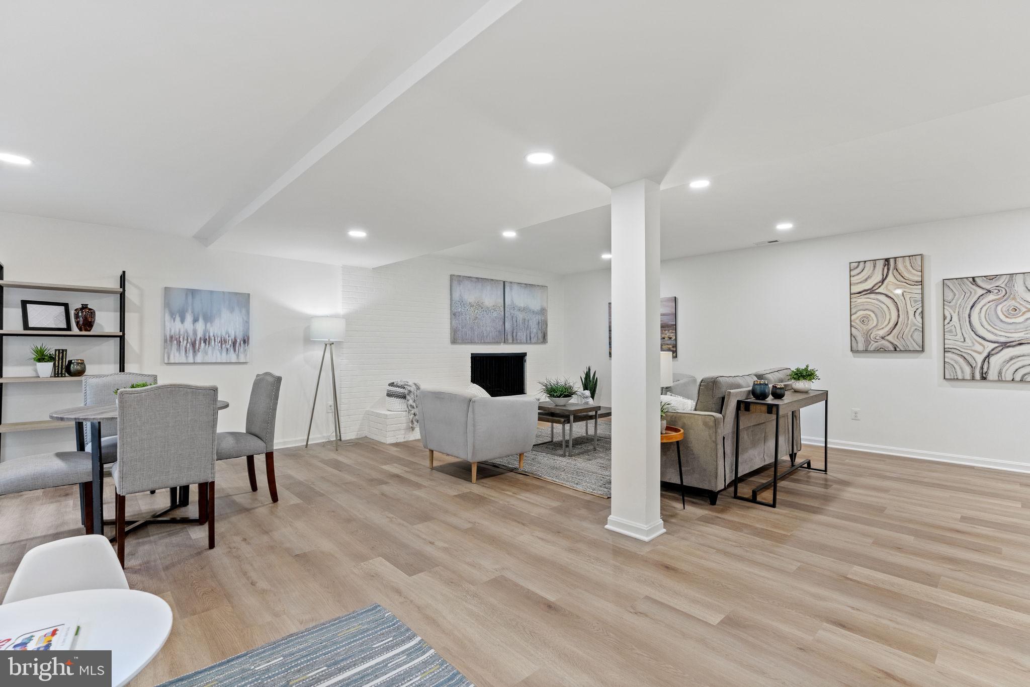 COUNTRY CLUB MANOR - Residential