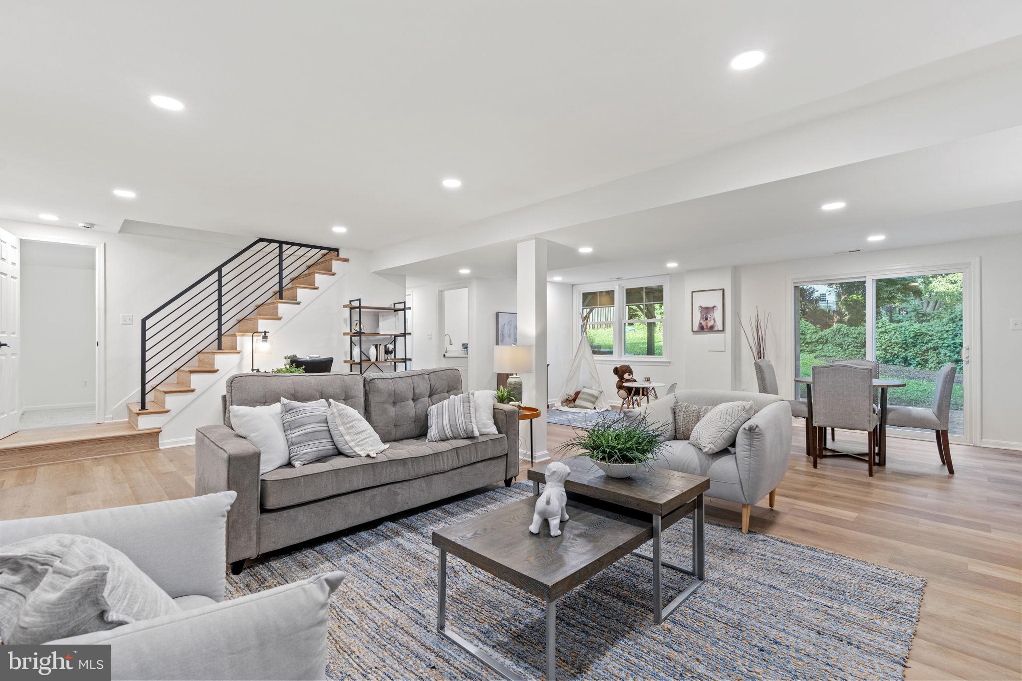 COUNTRY CLUB MANOR - Residential