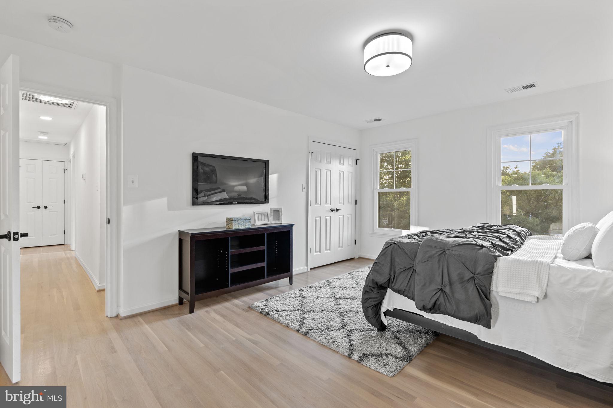 COUNTRY CLUB MANOR - Residential