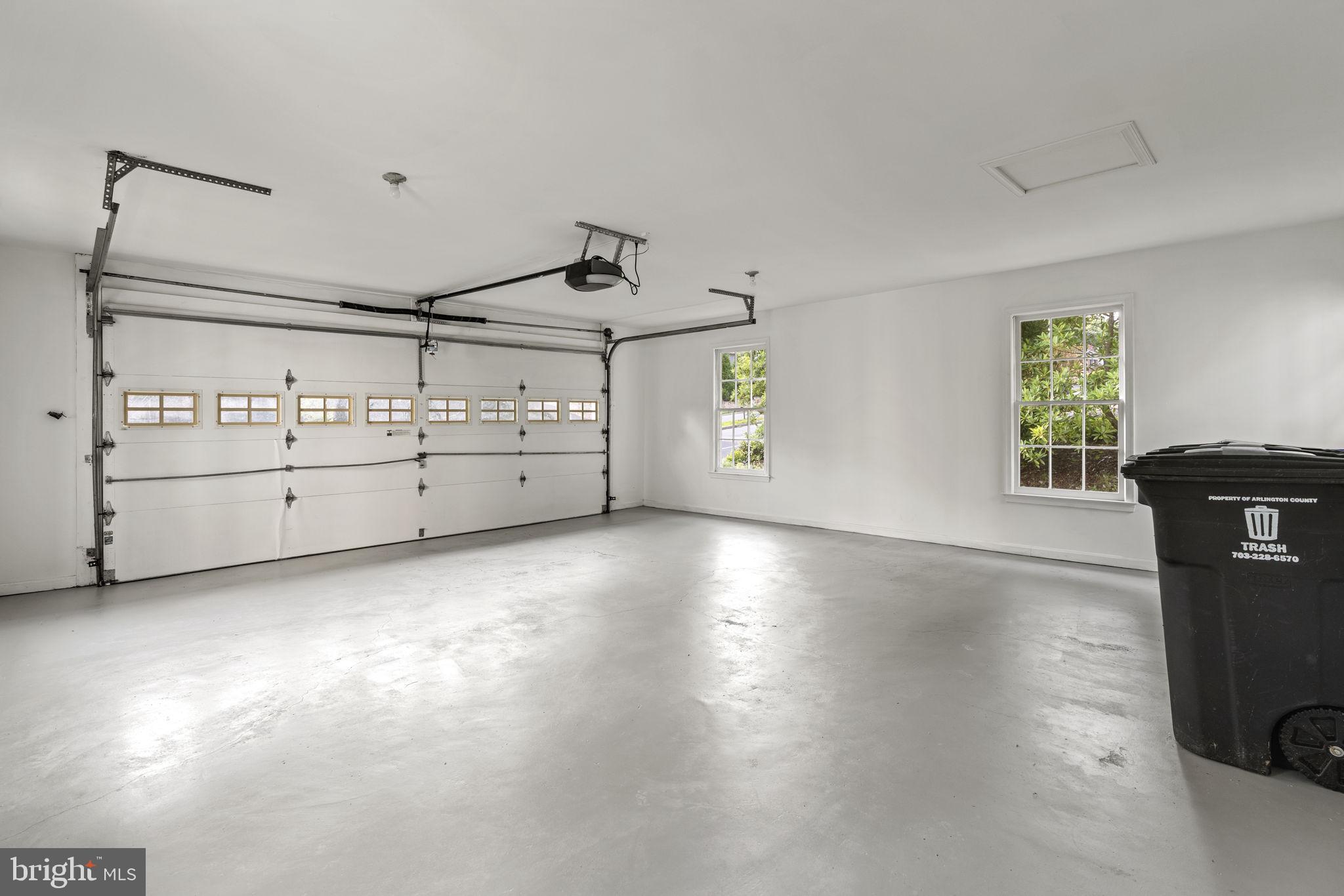 COUNTRY CLUB MANOR - Residential