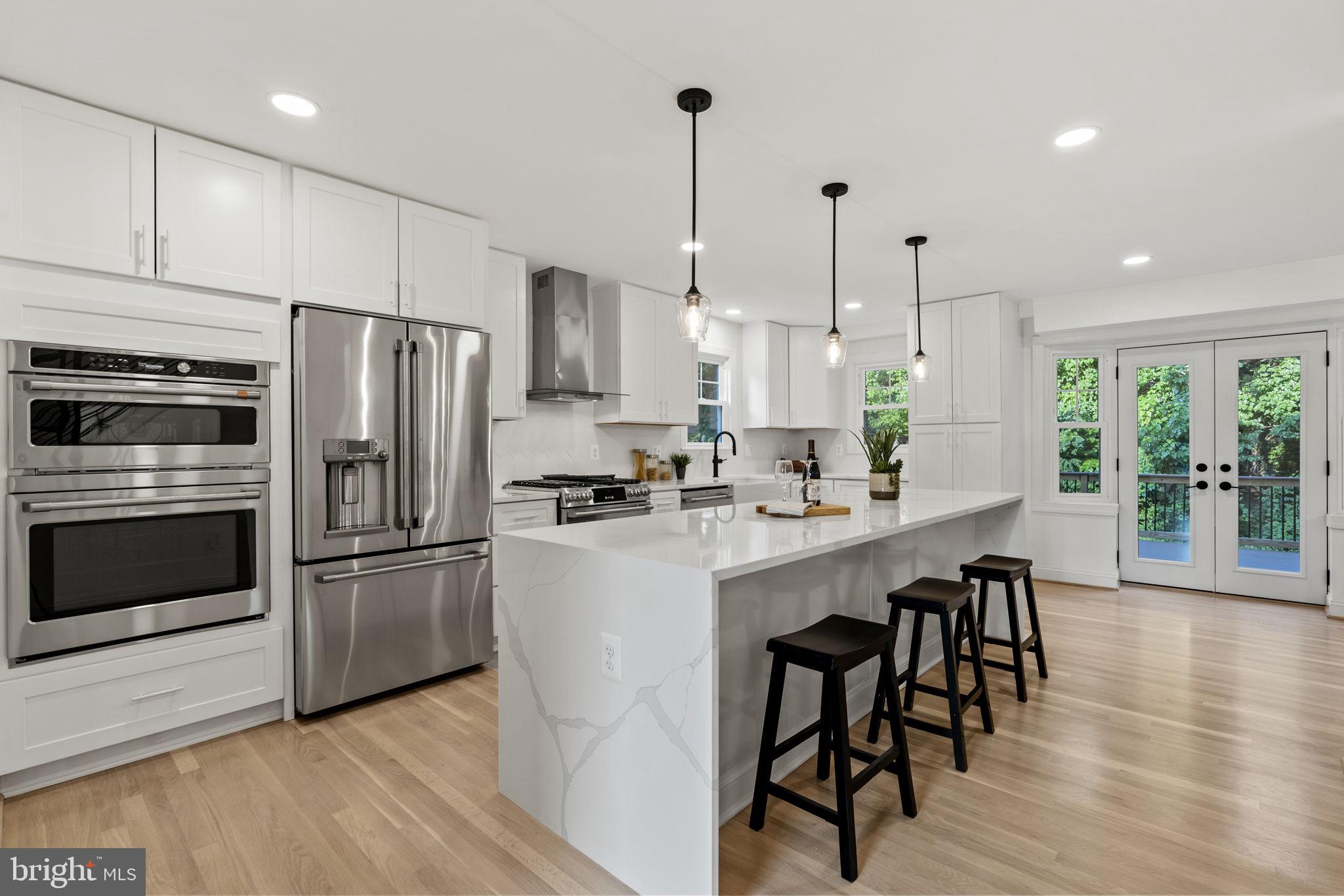 COUNTRY CLUB MANOR - Residential