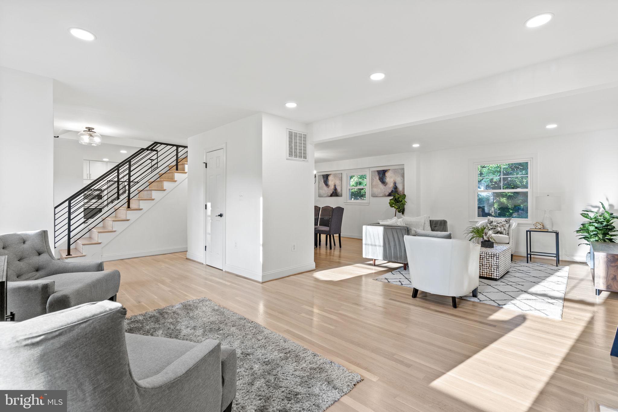 COUNTRY CLUB MANOR - Residential