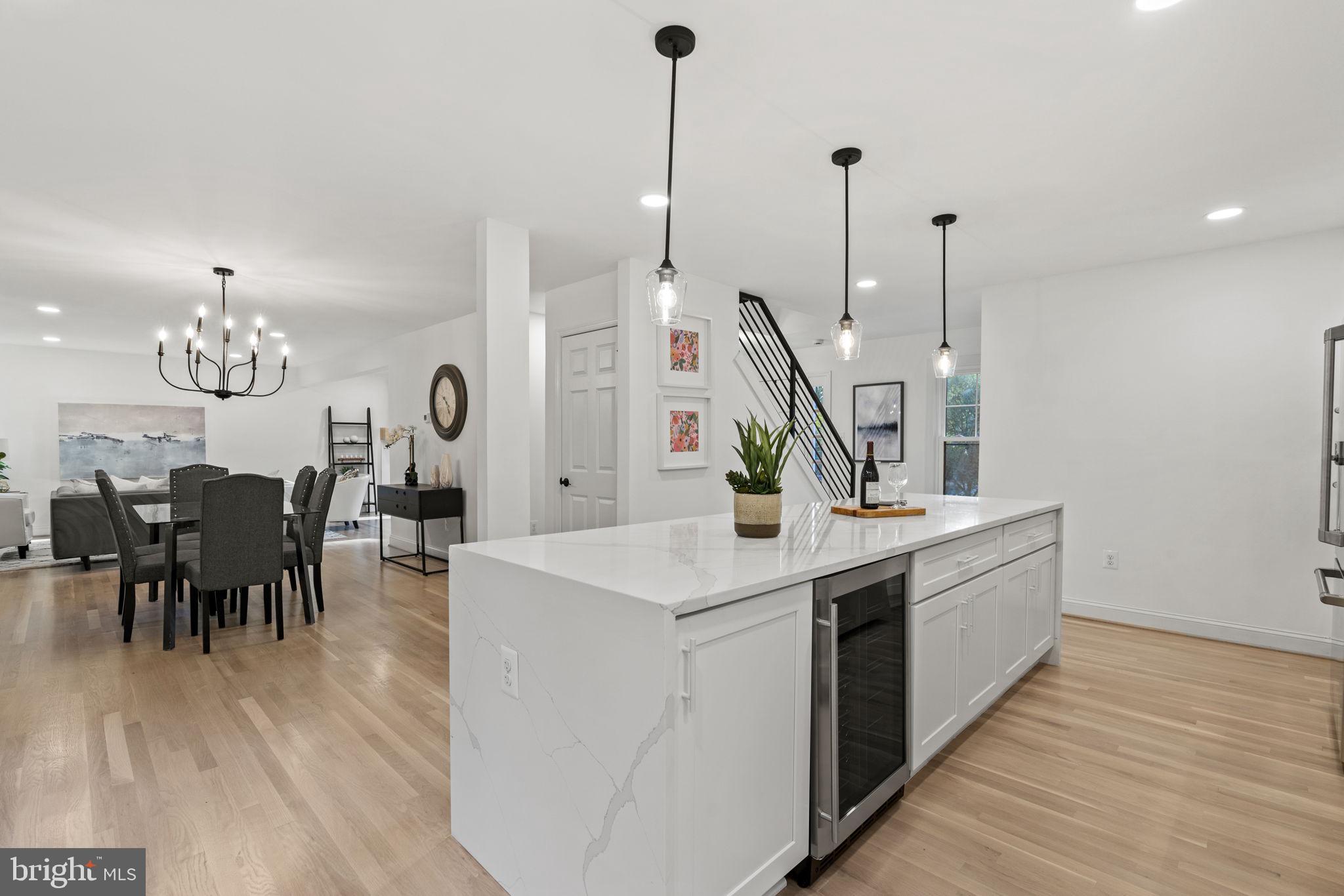 COUNTRY CLUB MANOR - Residential