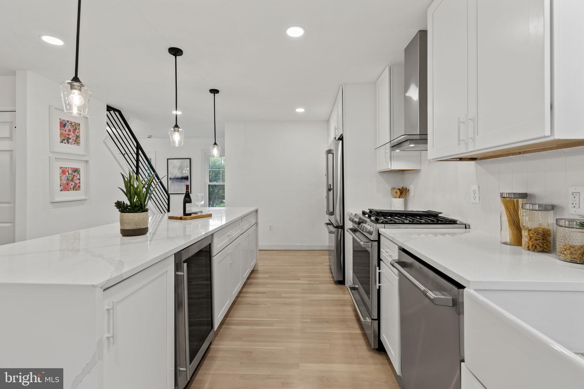 COUNTRY CLUB MANOR - Residential