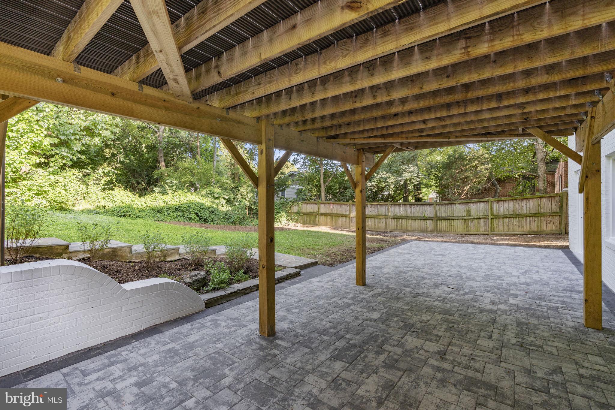 COUNTRY CLUB MANOR - Residential