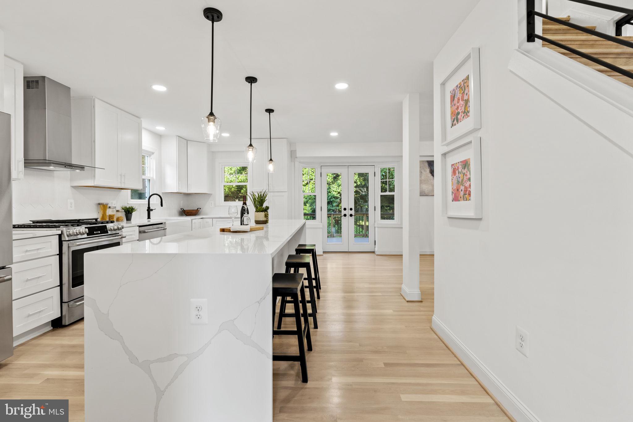 COUNTRY CLUB MANOR - Residential