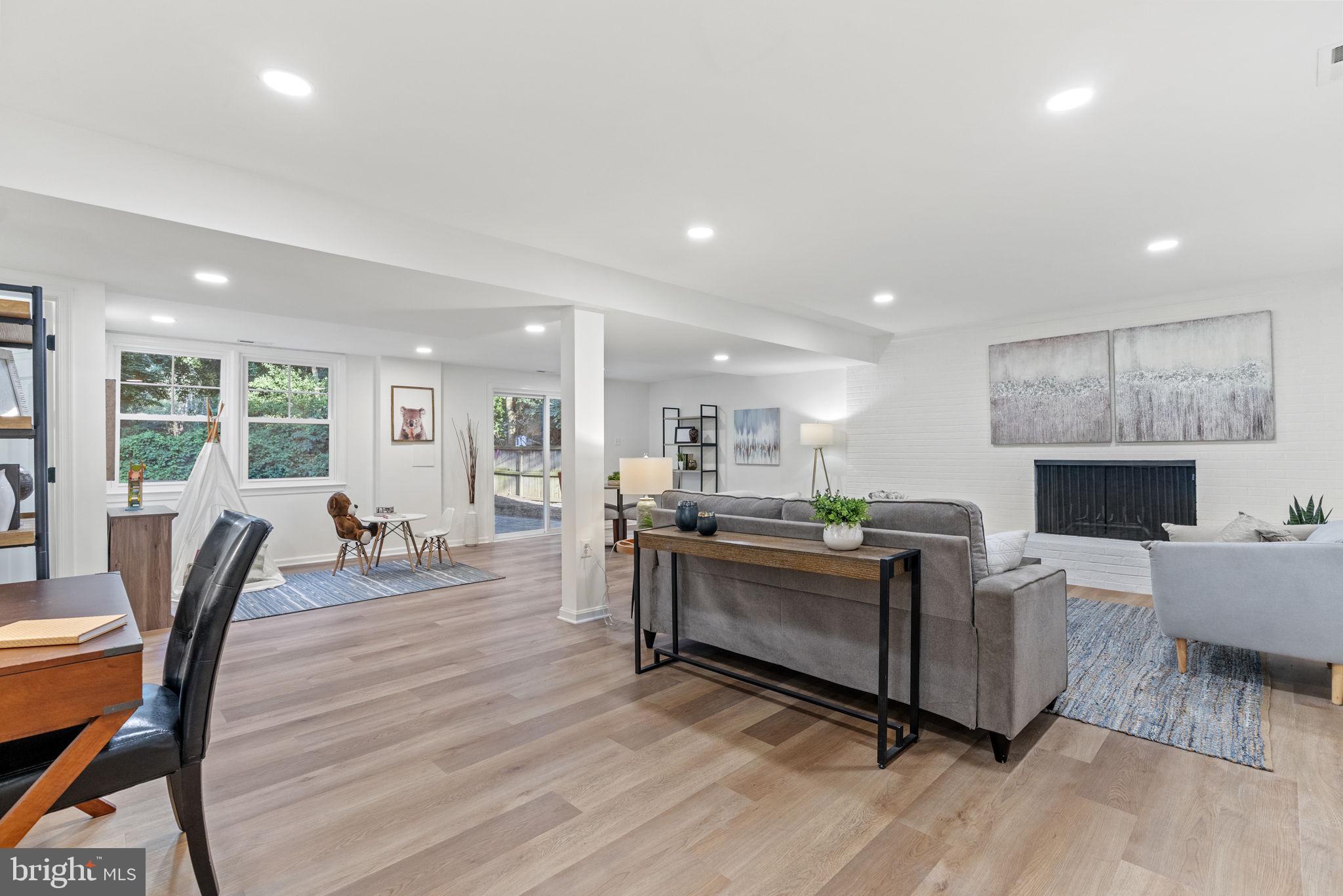 COUNTRY CLUB MANOR - Residential