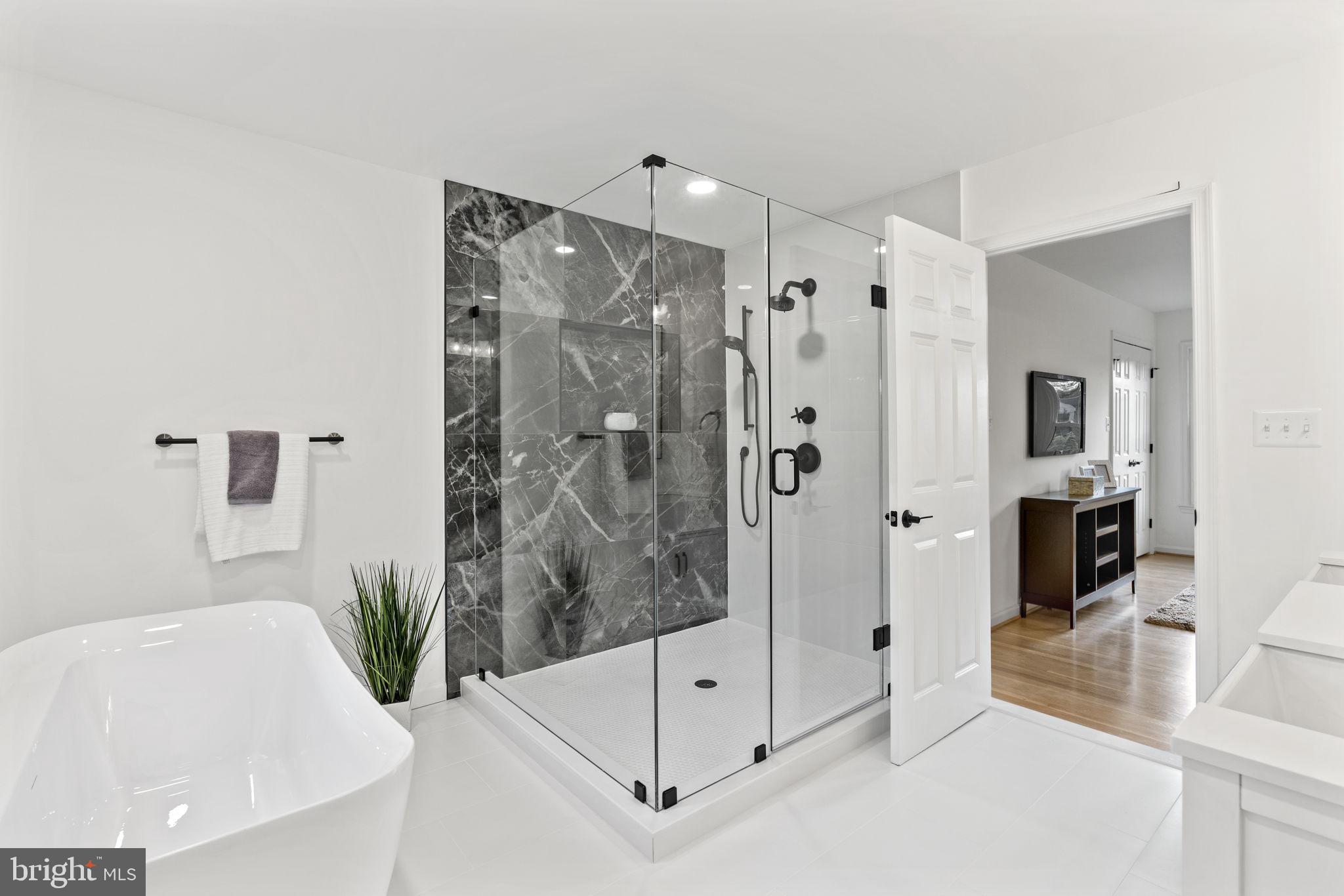 COUNTRY CLUB MANOR - Residential