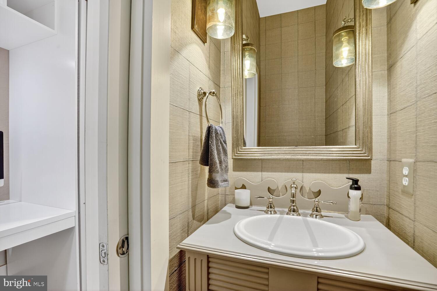 COUNTRY CLUB HILLS - Residential