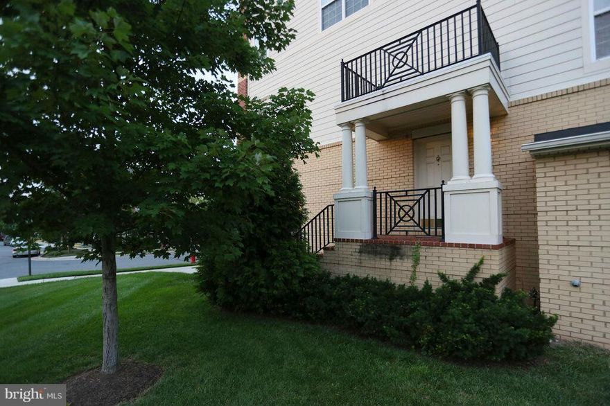 IMMACULATE 3 LVL BRICK END UNIT TH/CONDO, 3BD 2.5BA IN LANSDOWNE TOWN CENTER! UPGRADED CARPET,GORGEOUS KIT W/ GRANITE, SUNFILLED FAMILY ROOM,HOME OFFICE, CROWN MOLDING, MAIN LEVEL UGRADED KITCHEN TILE! MASTER W/ TILED BATH,CUSTOM CLOSETS,SPACIOUS BEDROOMS! LAUNDRY UPLVL! WALKING DISTANCE,SHOPS,DINING,GROCERY! HOA INCL WATER, AND LANDSCAPING!
