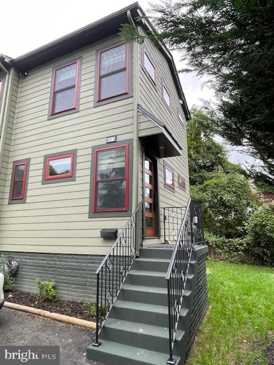 UNIQUE  3 LEVEL  2 BED / 2 BATH  - NEW - CONSTRUCTION - TINY TOWN HOUSE  - EACH  LEVEL IS  225 SQ FT.  - PICTURES TELL THE STORY OF  LAY OUT.... UPPER LEVEL IS  ONE BEDROOM , LOT'S OF WINDOWS ,TALL CEILINGS , GIVES SPACIOUS FEEL...RECESSED LIGHTS AND CEILING  FAN.. EACH LEVEL HAS OWN  HEAT AND AIR SYSTEM....  BATH HAS GLASS TILES  WITH   GLASS  DOOR  TUB ENCLOSURE...MAIN LEVEL HAS  FANTASTIC KITCHEN , LIGHT GRAY SOFT CLOSE  SHAKER STYLE CABINETS ,STRIKING BLACK GALAXY GRANITE  COUNTER TOPS , COMPLIMENTING SS  APPLIANCES , AND YOU HAVE A RICH LOOKING KITCHEN!!...  KITCHEN , DINING  AND ,LIVING AREA  ARE  ALL IN ONE ...LOWER LEVEL HAS BOSCH FRONT LOAD WASHER / DRYER ,FULL BATH (MATCHING UPPER LEVEL )WITH WALK IN SHOWER INSTEAD OF TUB ...3 DOORS DOWN FROM THE BIKE / WALKING TRAILS ...ABOUT A 5 MINUTE WALK TO BALSTON  AREA , INCLUDING METRO RAIL ... OWNER AGENT FLEXIBLE ON LENGTH OF OCCUPANCY.....