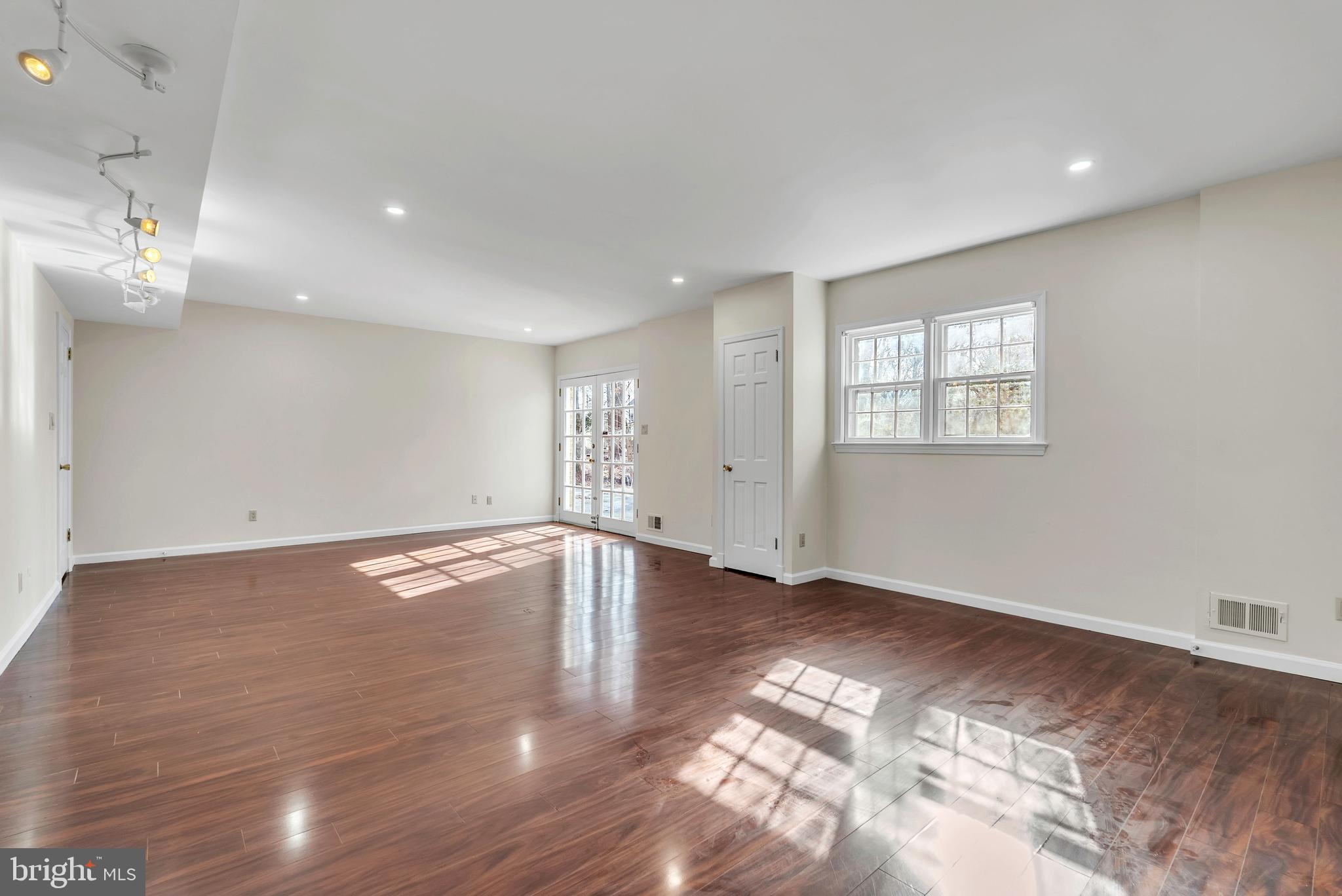 POTOMAC OUTSIDE - Residential Lease