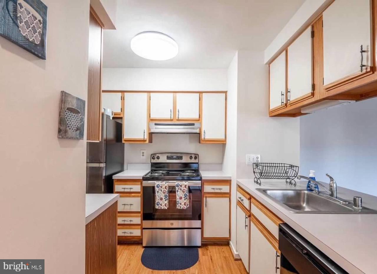 CHRISTOPHER COURT - Residential