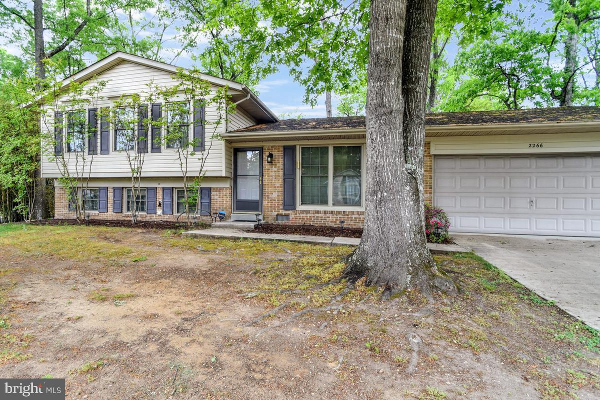 2266 EASTON COURT