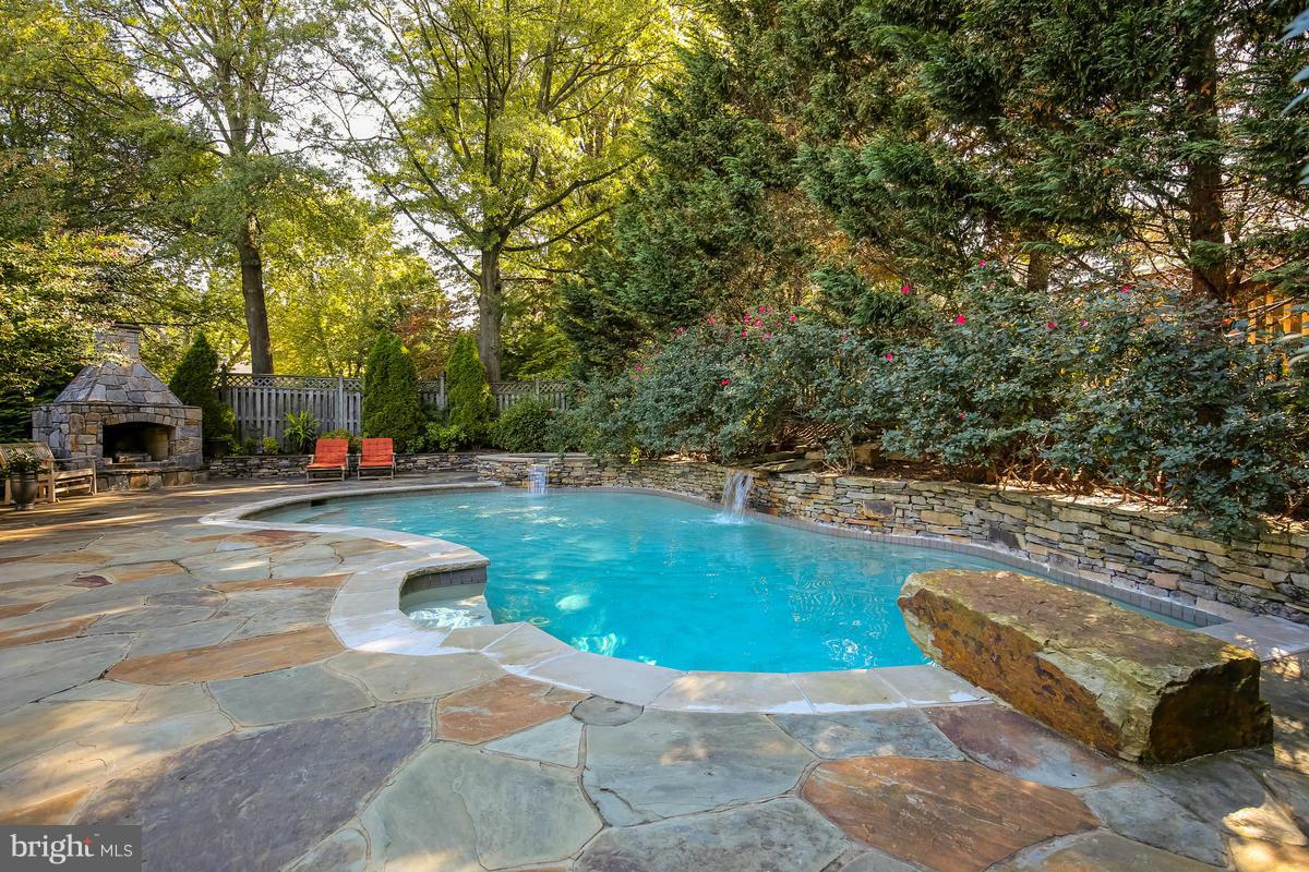 WHITEHALL MANOR - Residential