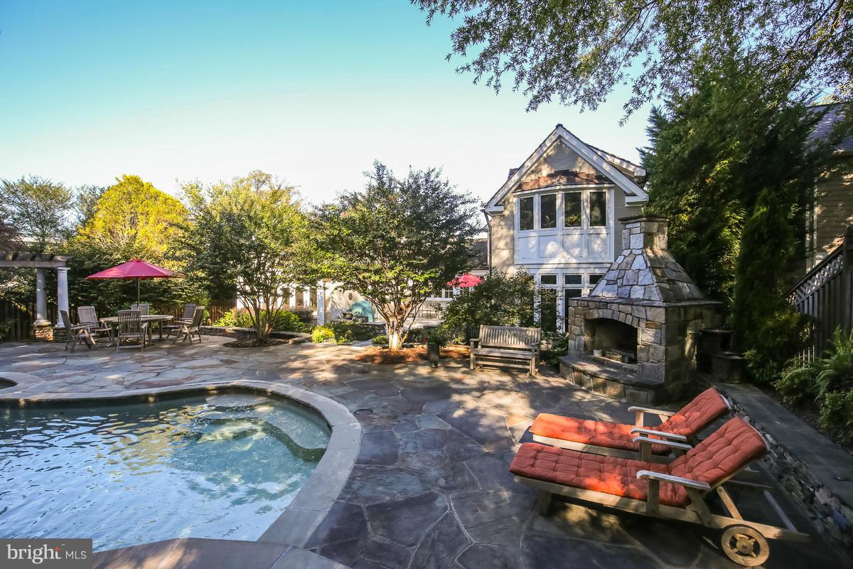 WHITEHALL MANOR - Residential