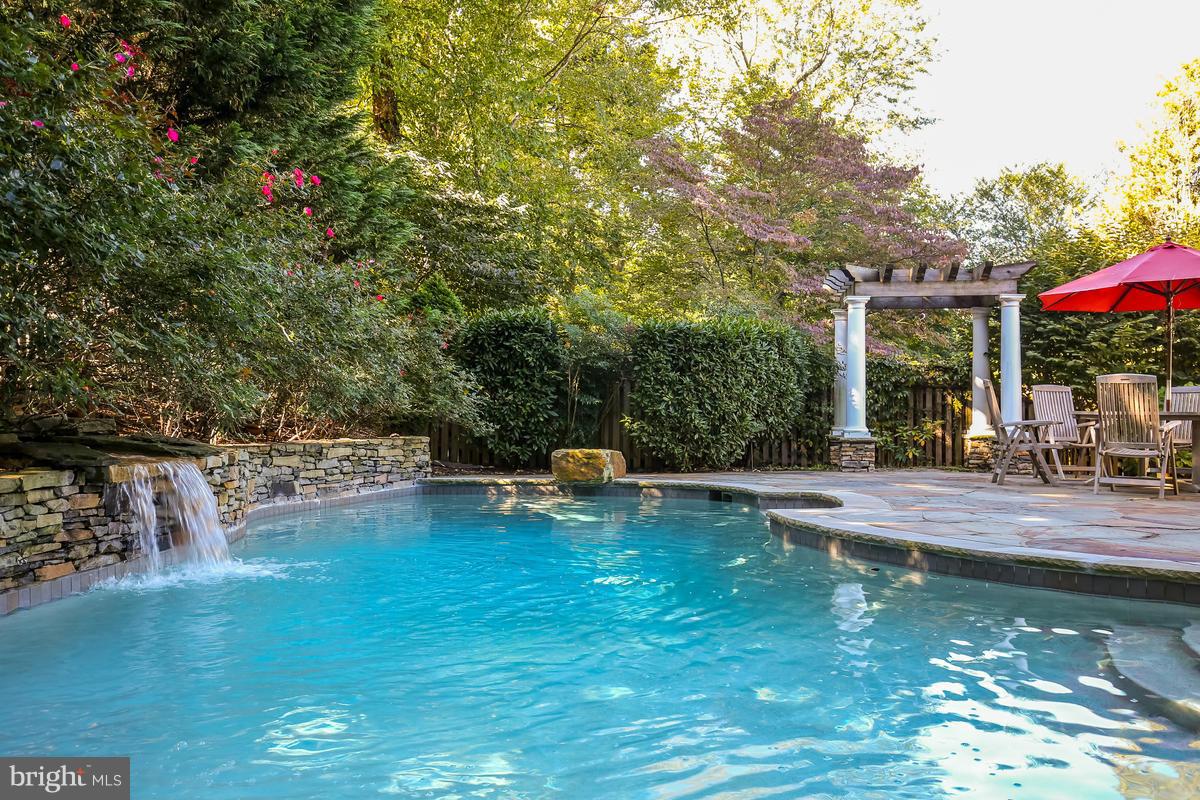 WHITEHALL MANOR - Residential