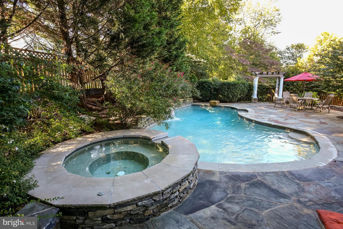 WHITEHALL MANOR - Residential