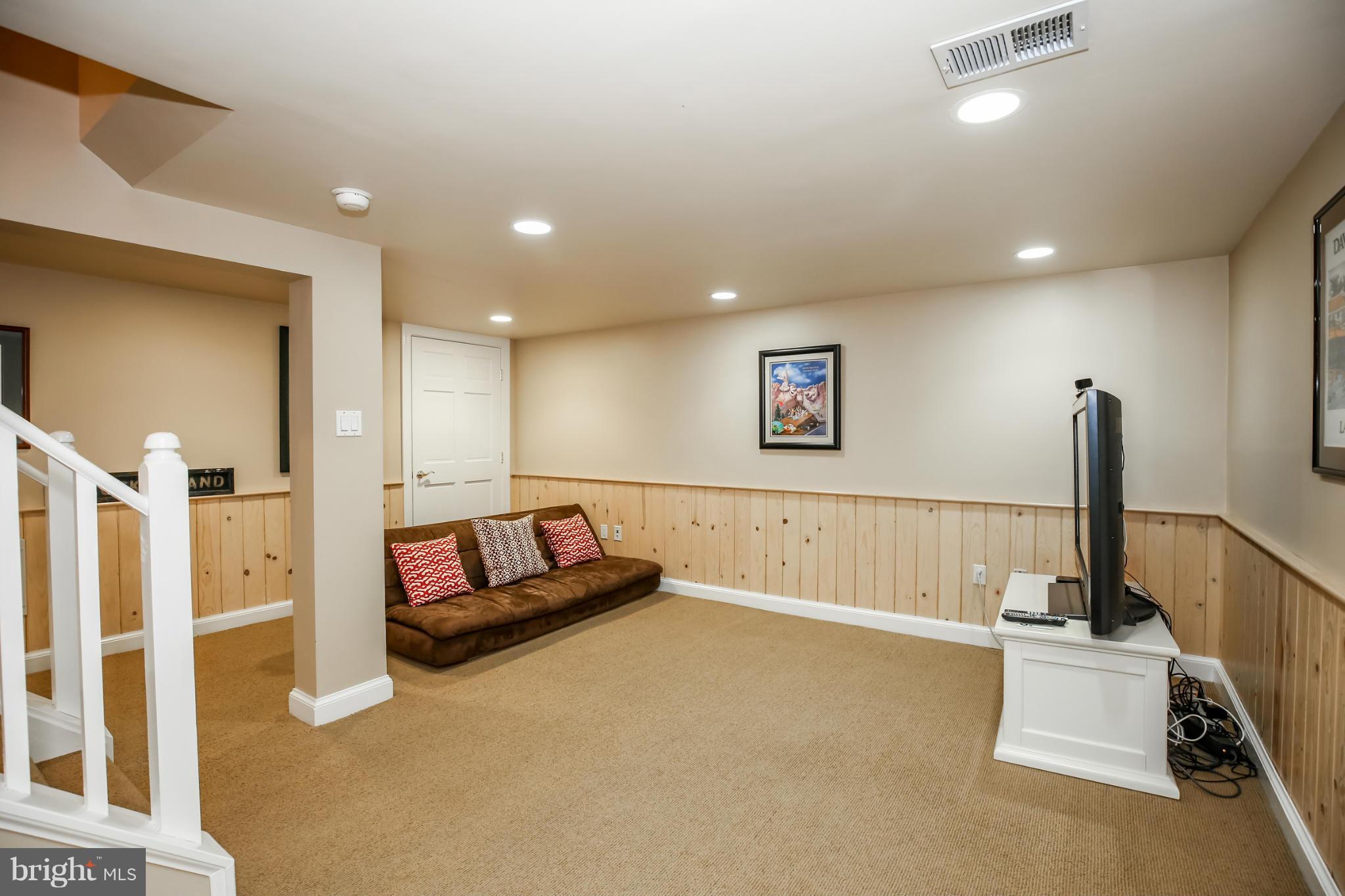 WHITEHALL MANOR - Residential