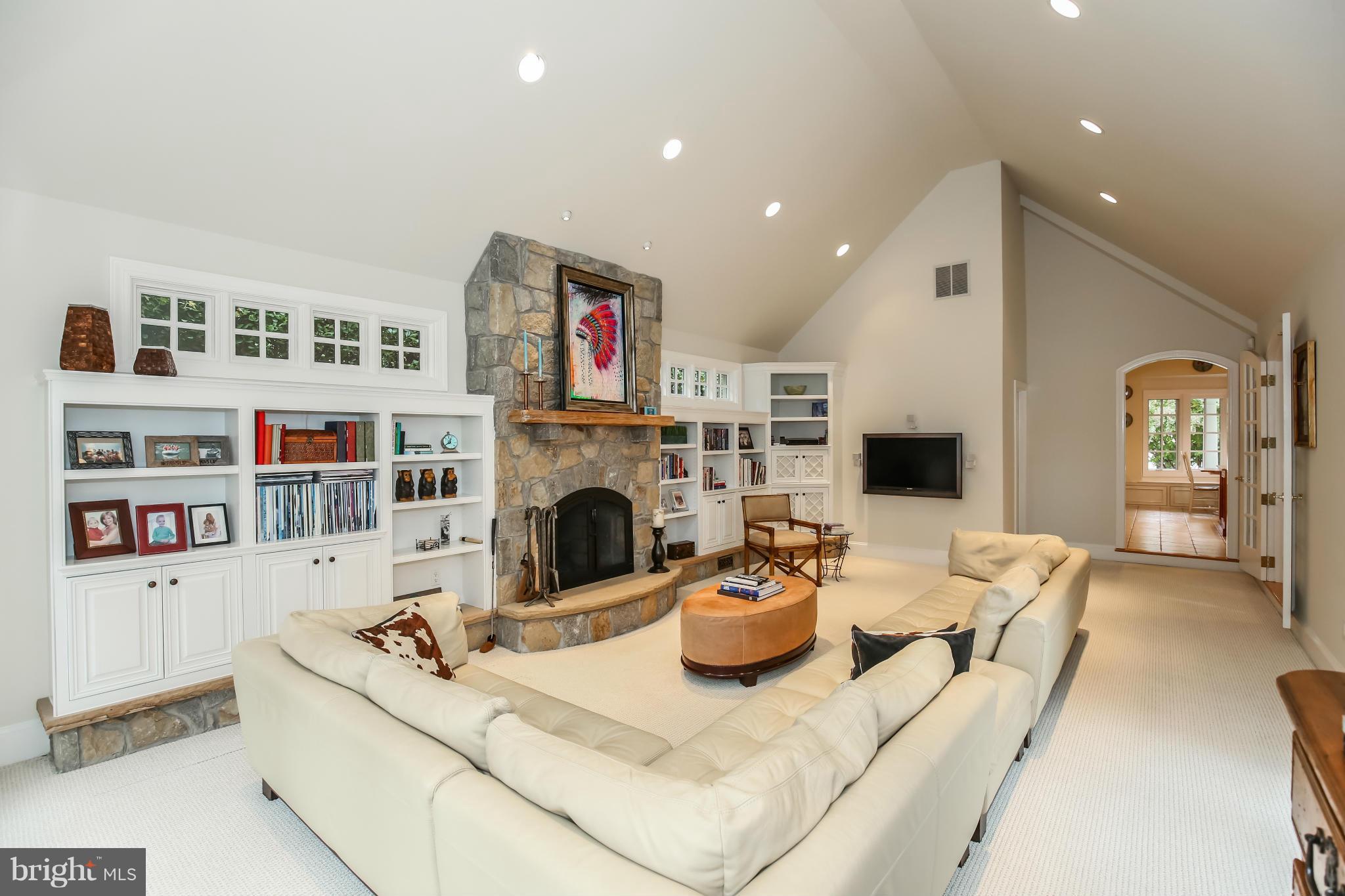 WHITEHALL MANOR - Residential